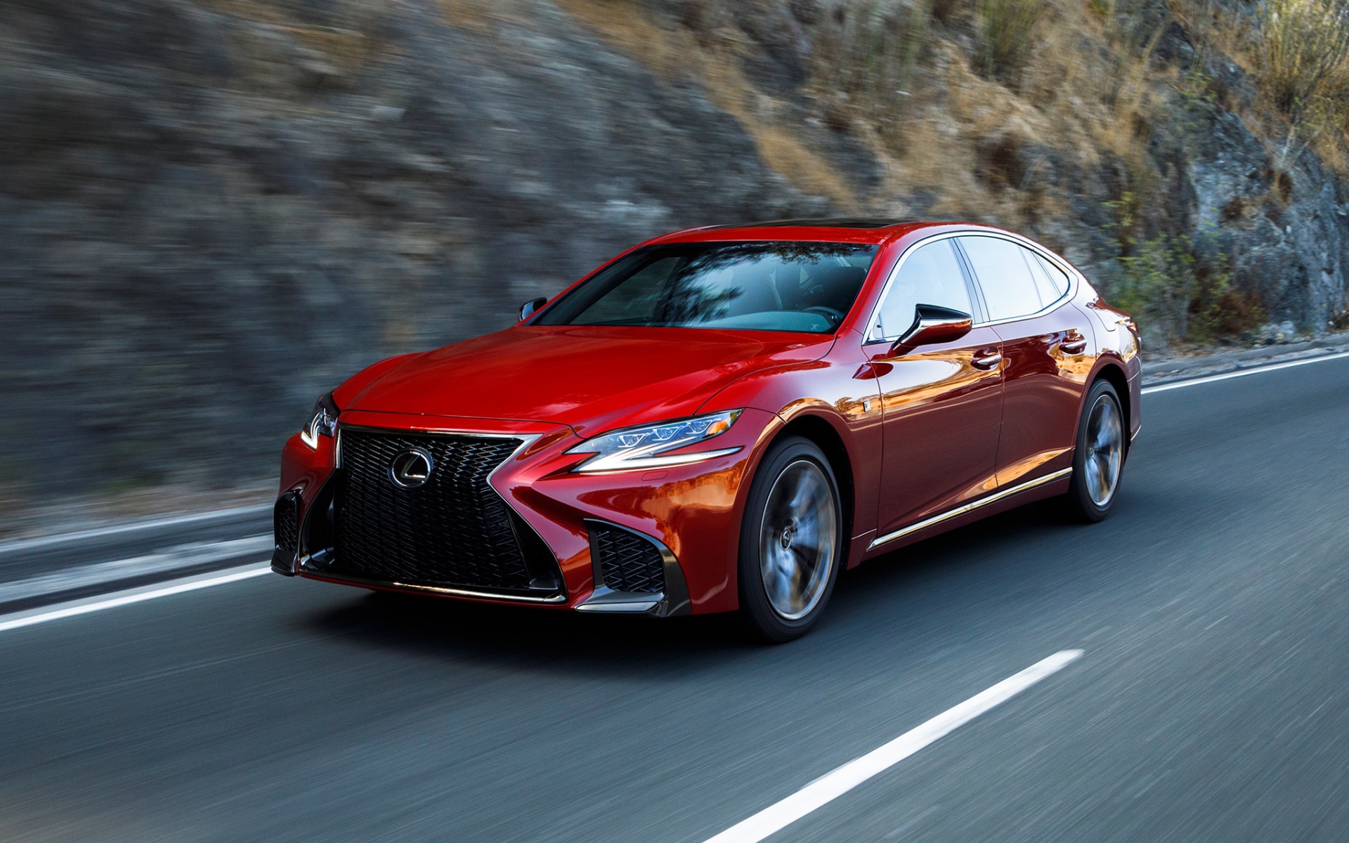 Яркий красный автомобиль Lexus LS, 2018 на трассе