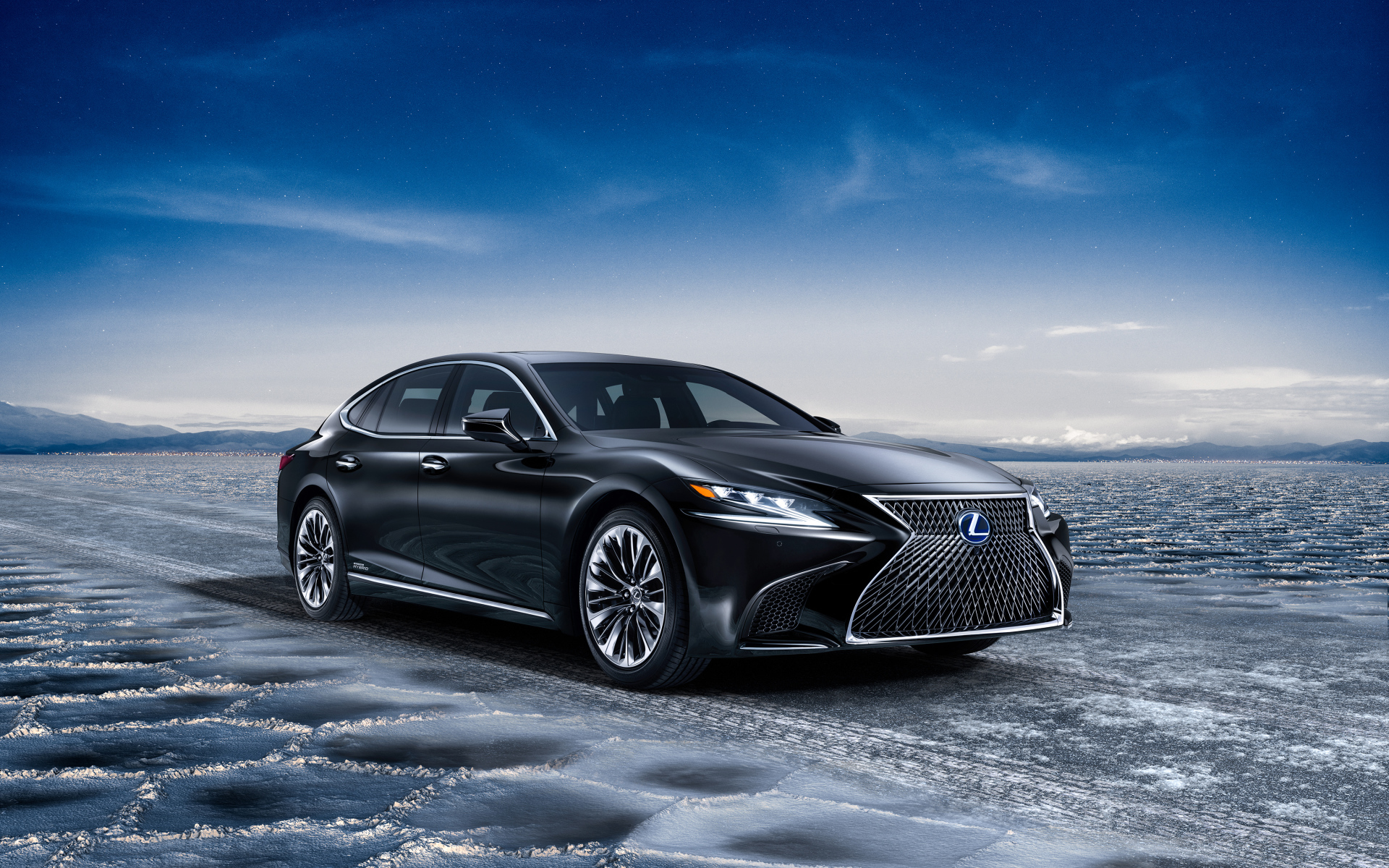 Автомобиль  Lexus LS 500h на скользкой трассе 