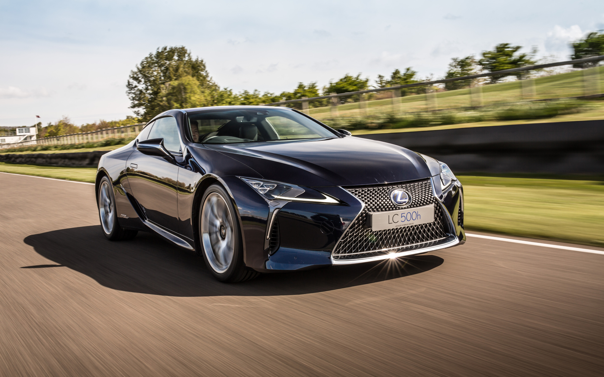 Стильный черный Lexus LC 500h на скорости