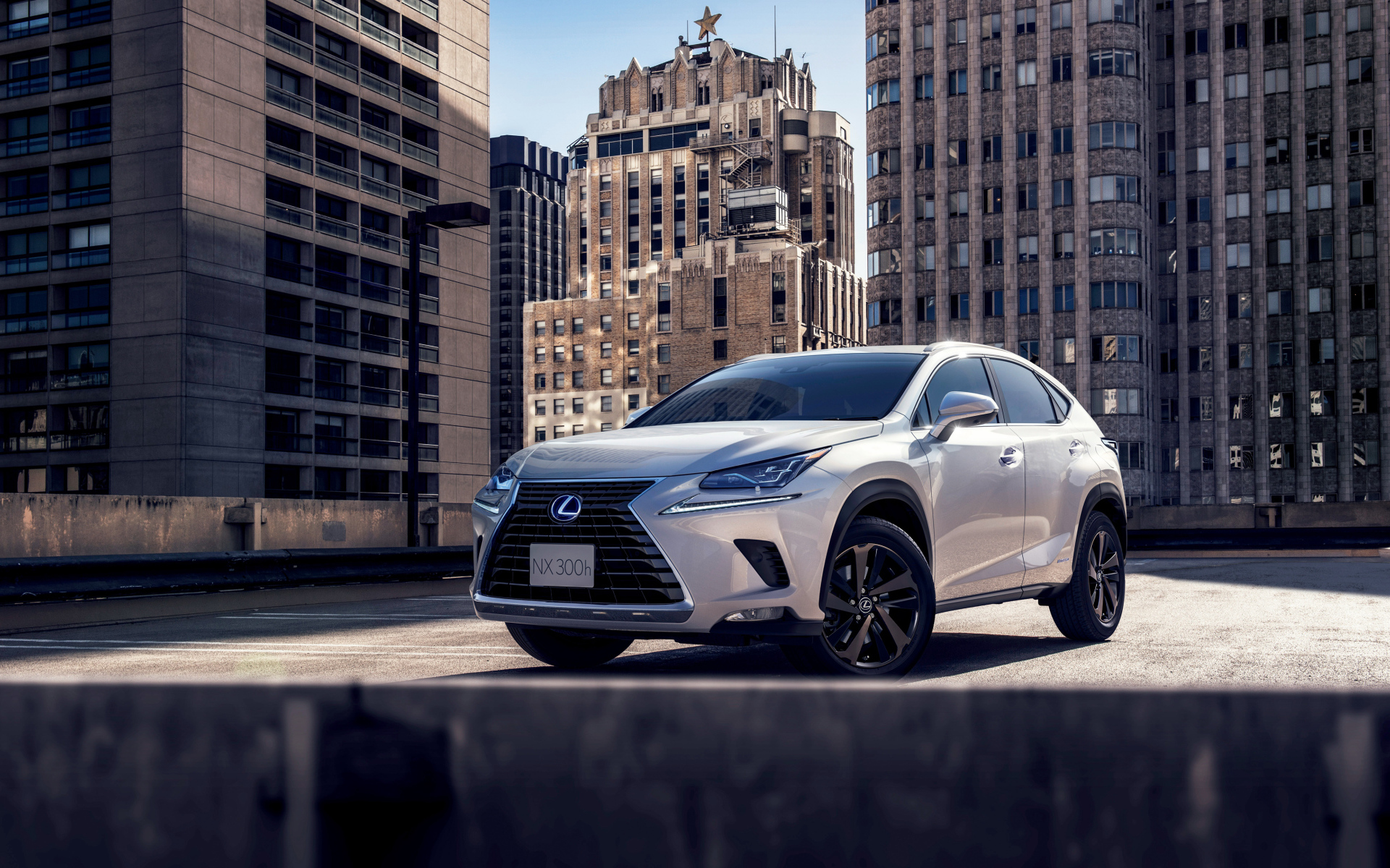 Белый автомобиль  Lexus NX 300h, 2018 на фоне домов