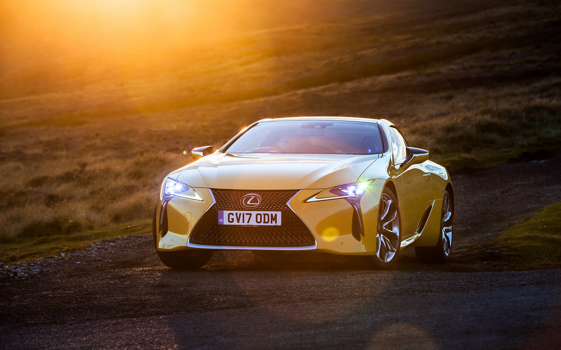 Желтый автомобиль Lexus LC 500, 2018 в лучах солнца