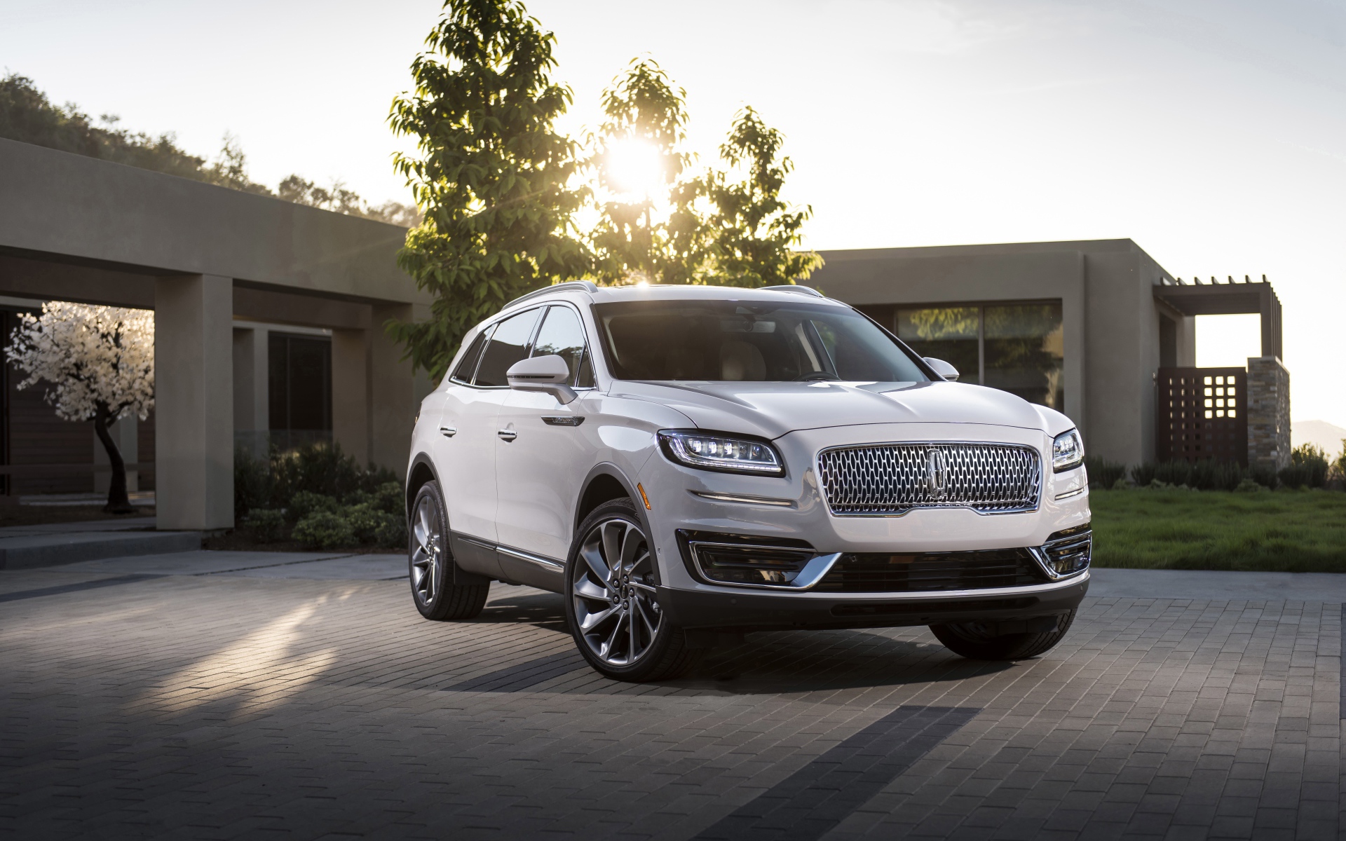 Серебристый кроссовер  Lincoln Nautilus, 2018