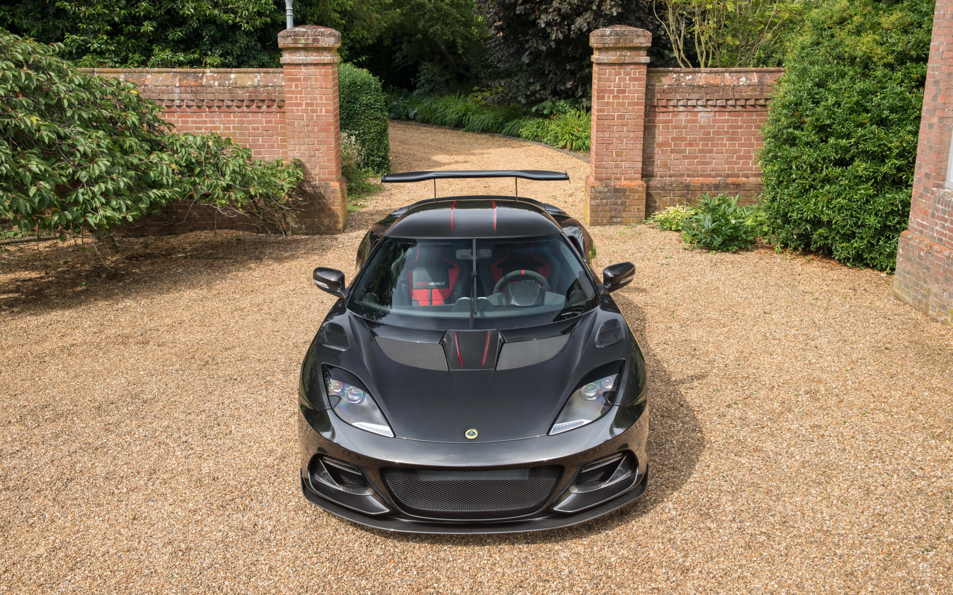 Черный автомобиль Lotus Evora GT430 вид спереди