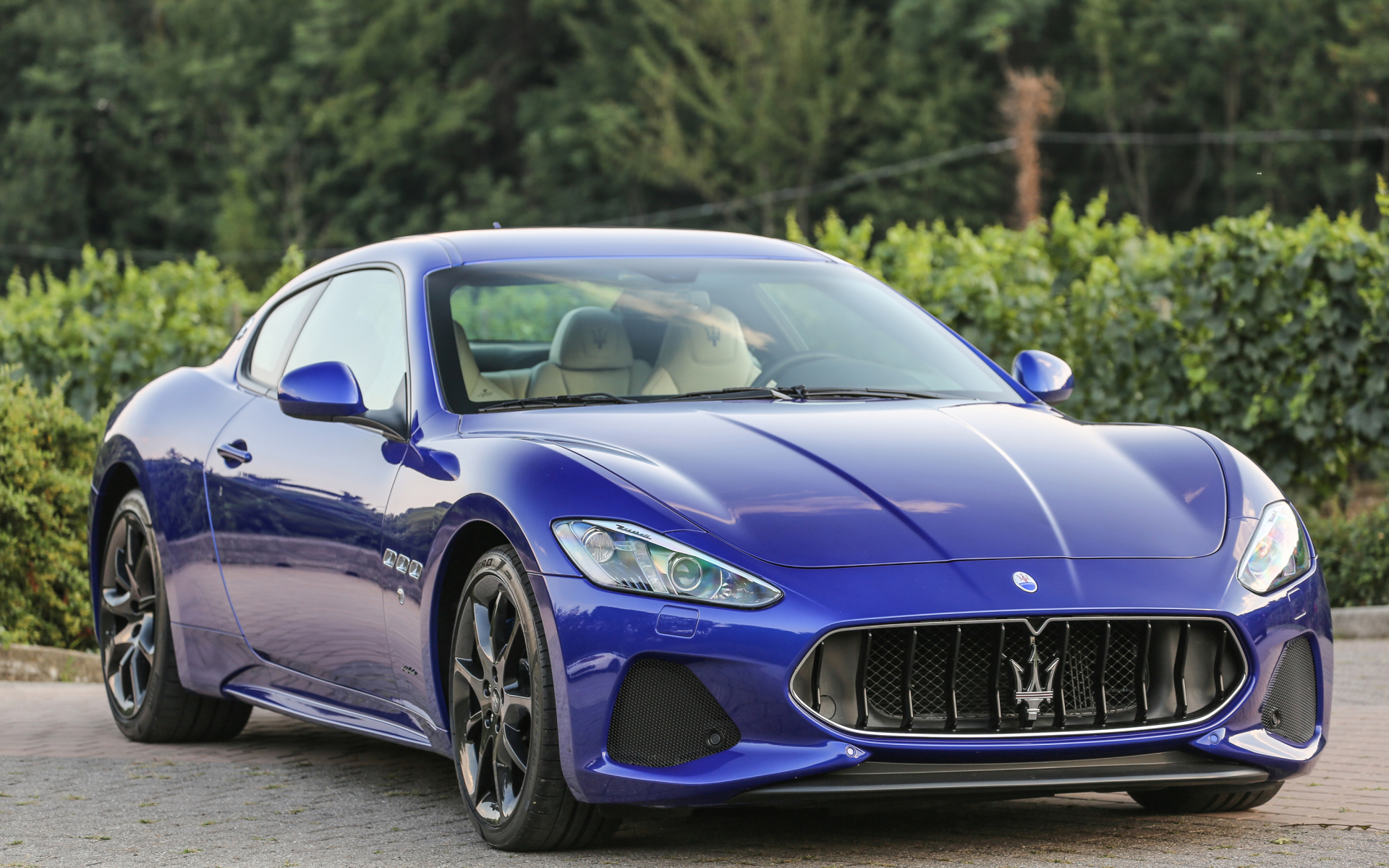 Стильный автомобиль Maserati GranTurismo цвет синий металлик
