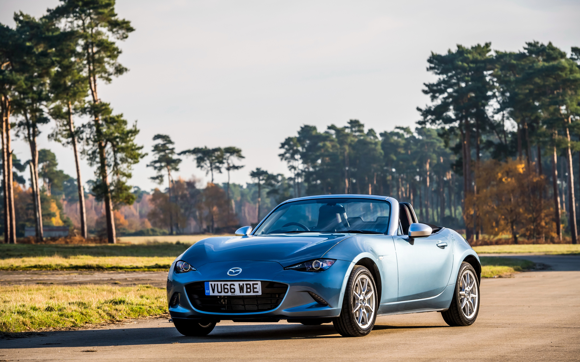 Голубой кабриолет Mazda MX-5 Arctic, 2017 