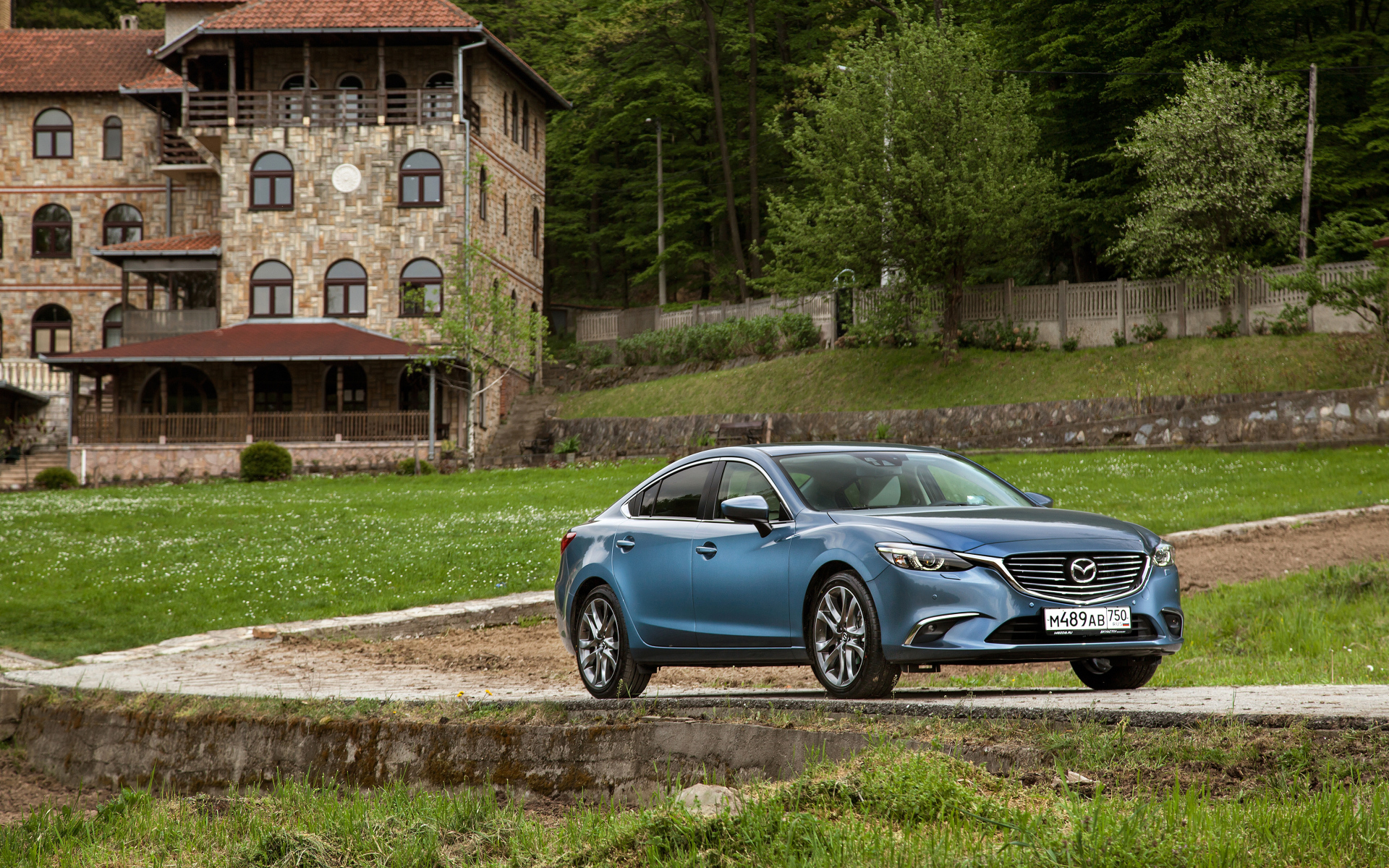 Автомобиль Mazda 6, цвета голубой металлик 