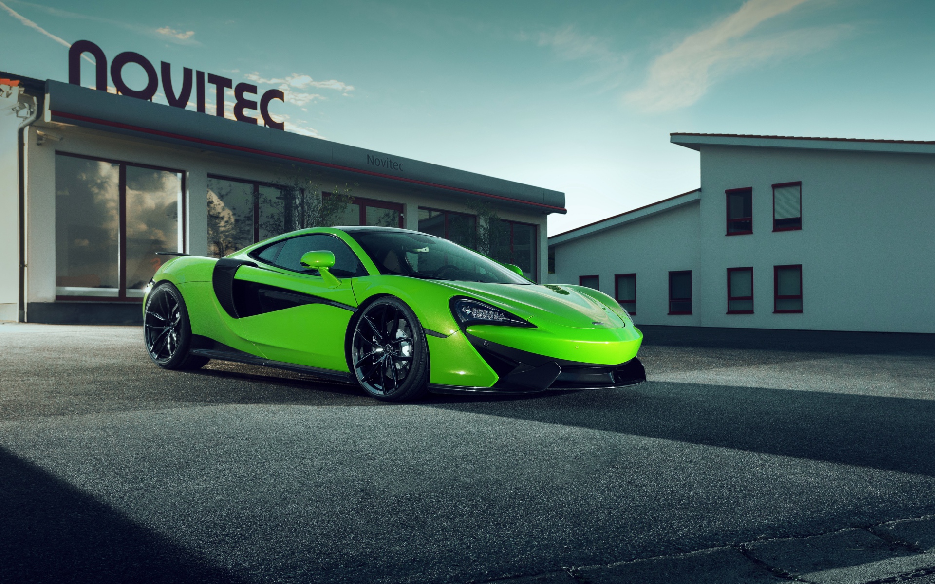 Зеленый спортивный автомобиль McLaren 570GT