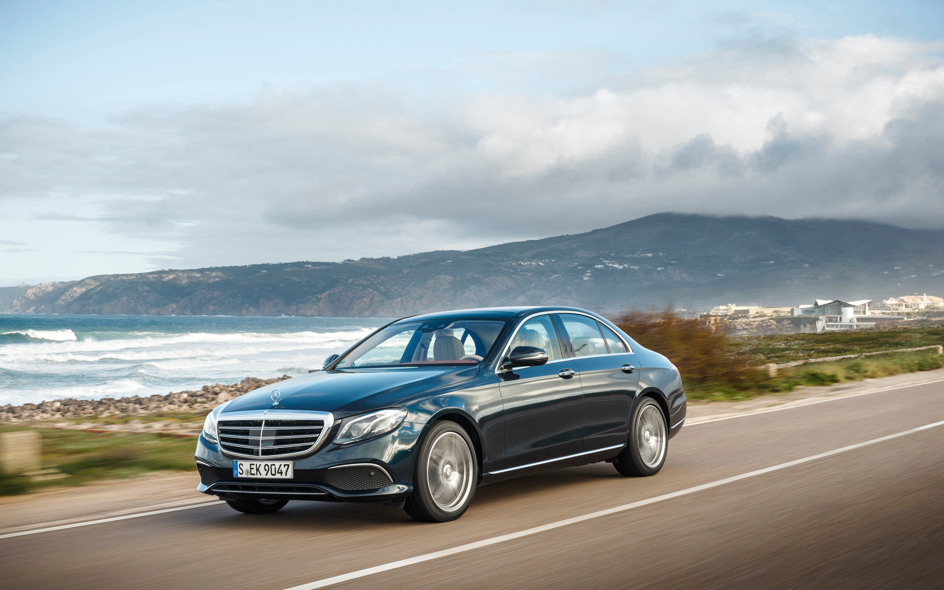 Черный автомобиль Mercedes-Benz E-Class на трассе 