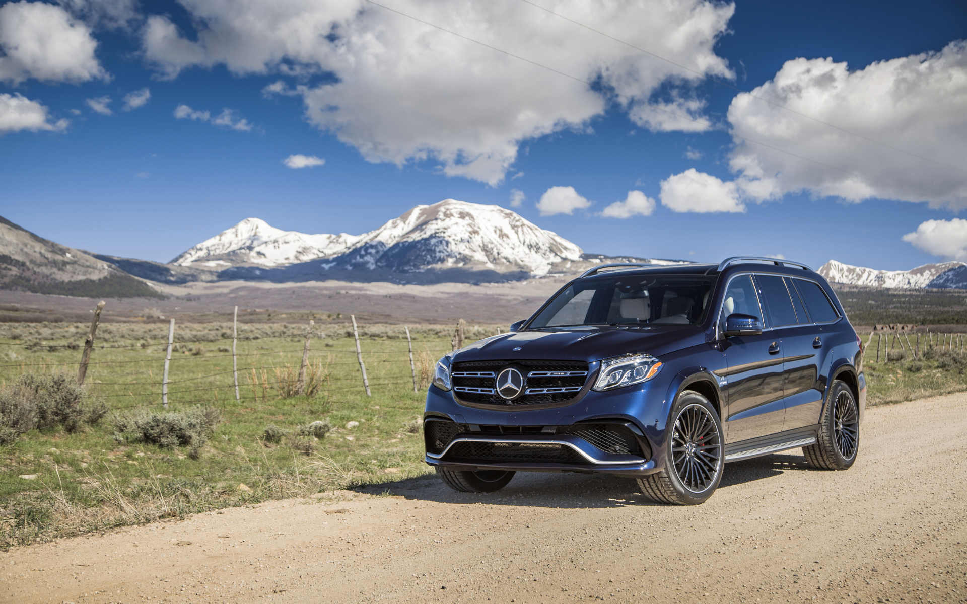Черный автомобиль Mercedes-Benz GL-Class на фоне гор 