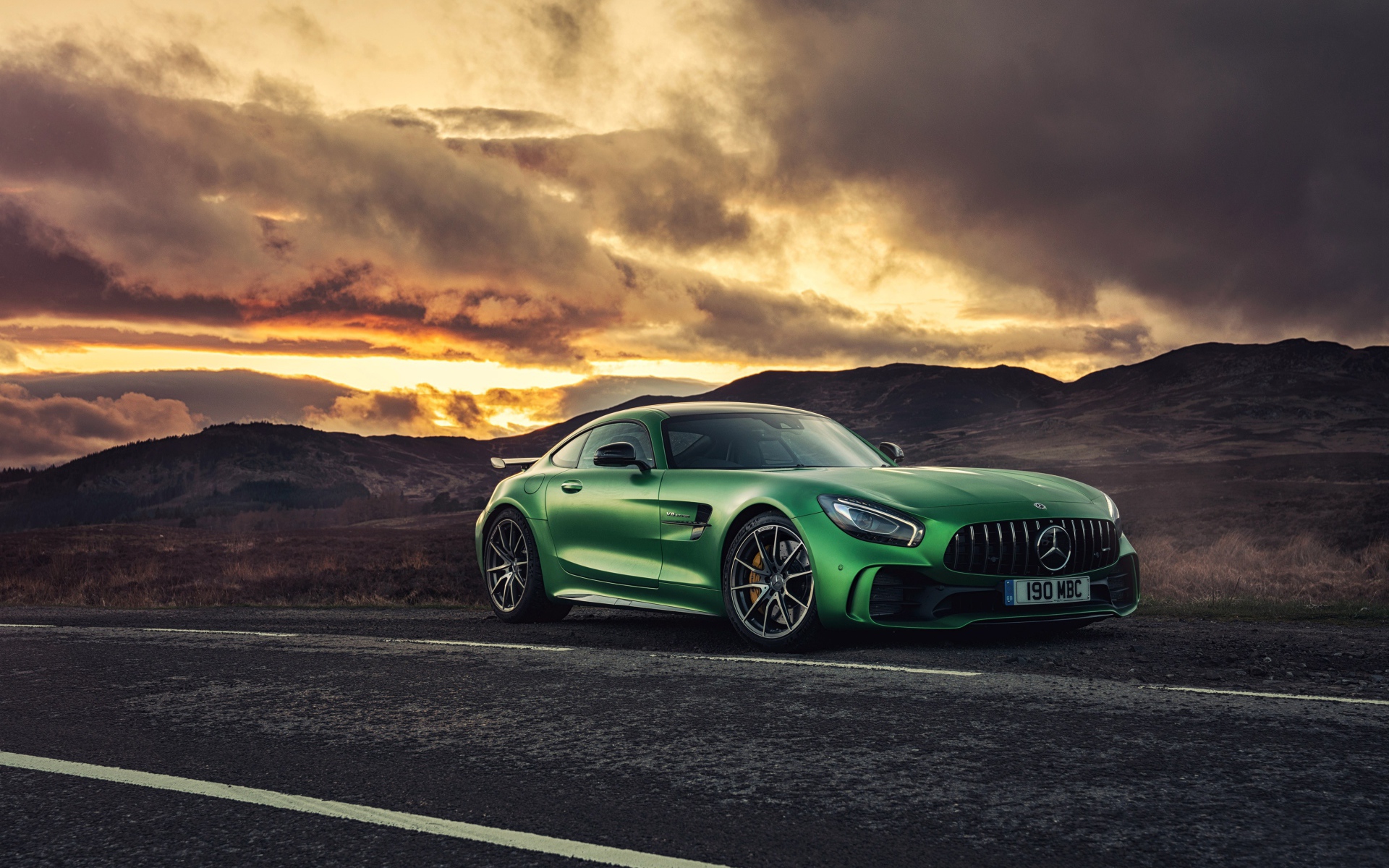 Зеленый автомобиль  Mercedes-AMG GT, 2017  на фоне красивого неба 