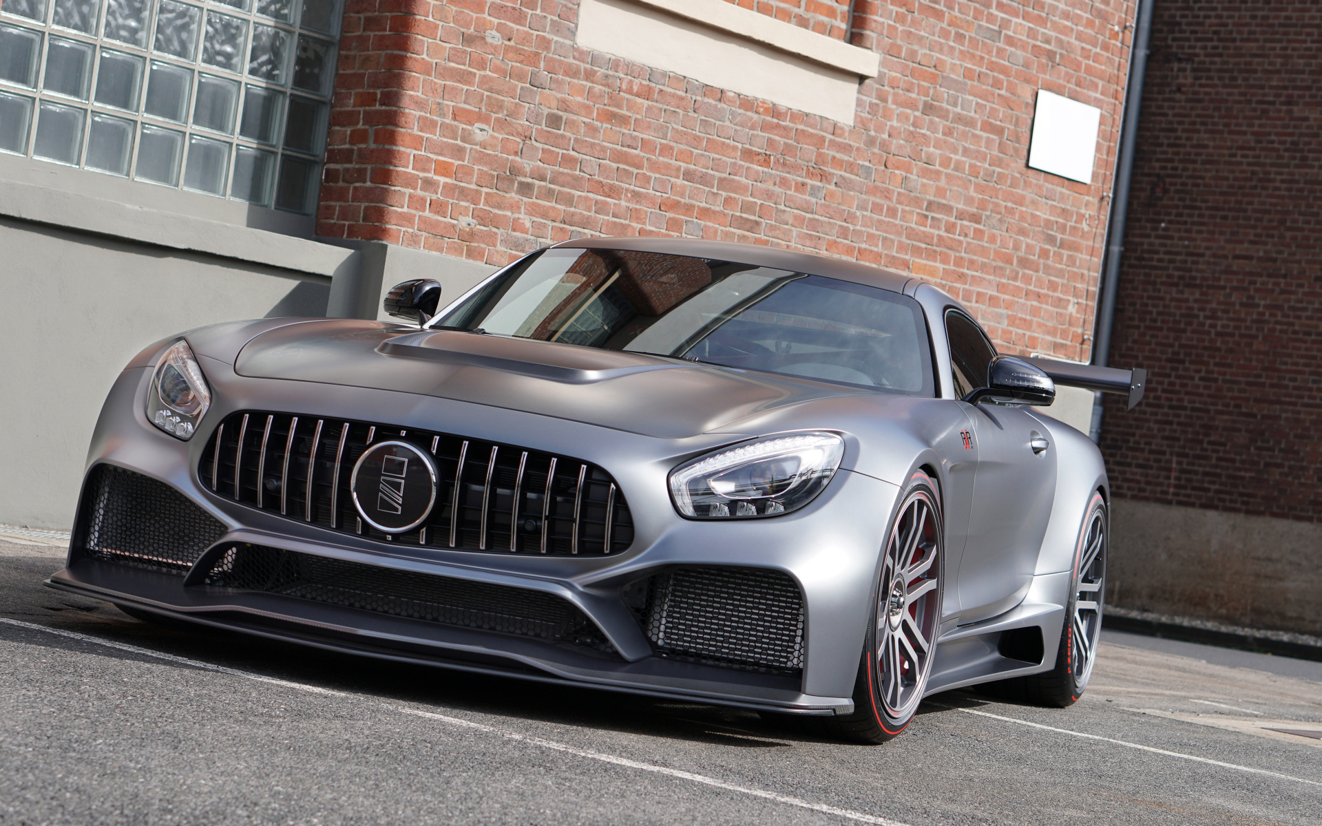 Спортивный серебристый автомобиль Mercedes AMG GT S IMSA RXR One Super GT, 2018