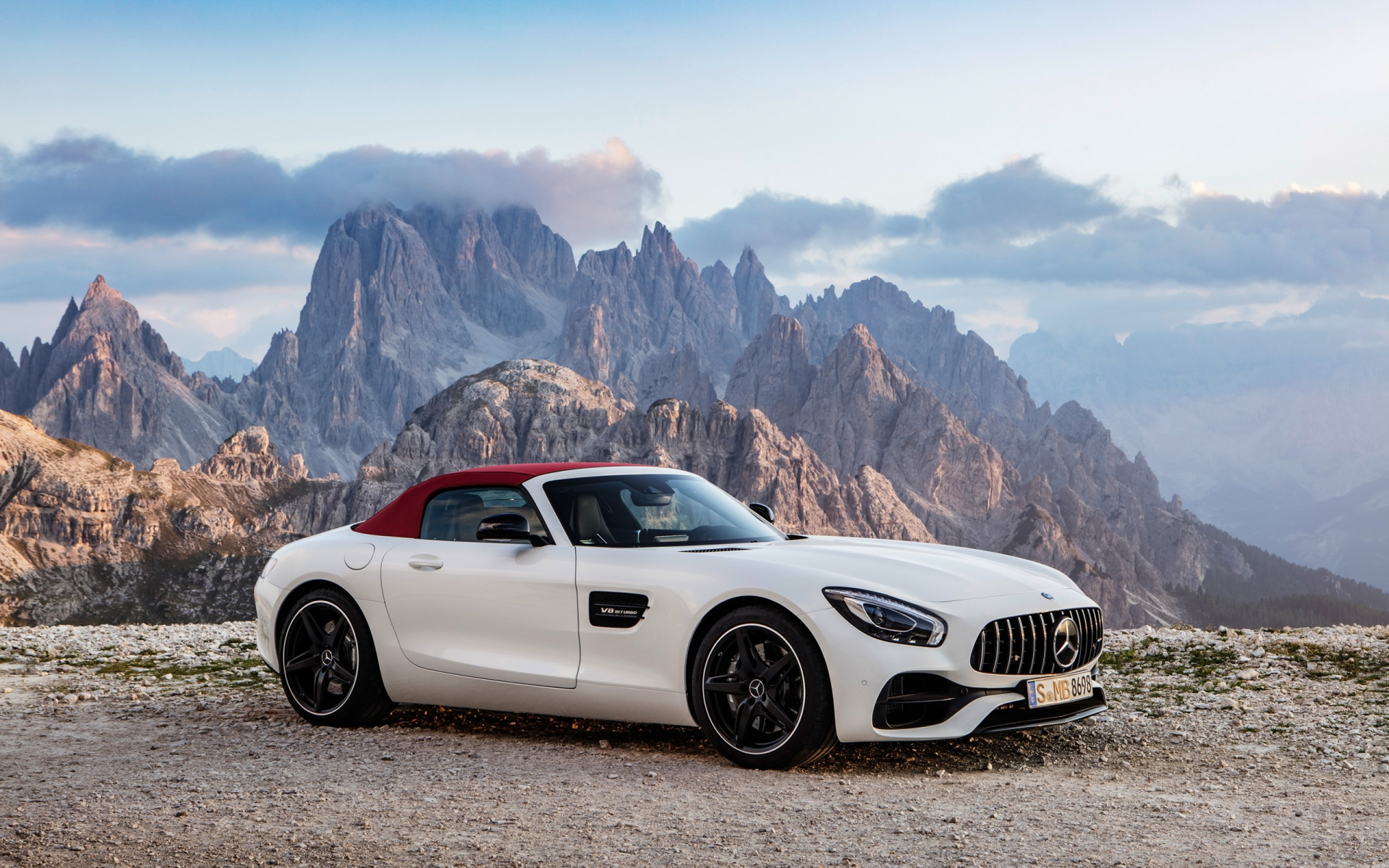 Стильный автомобиль Mercedes-AMG GT Roadster на фоне гор 