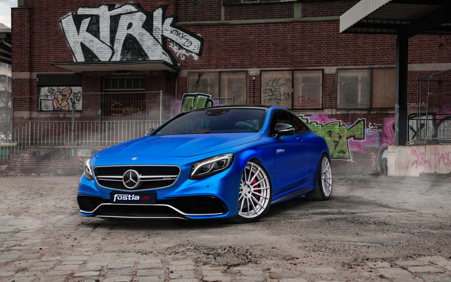 Стильный синий автомобиль Mercedes-Benz S63 AMG