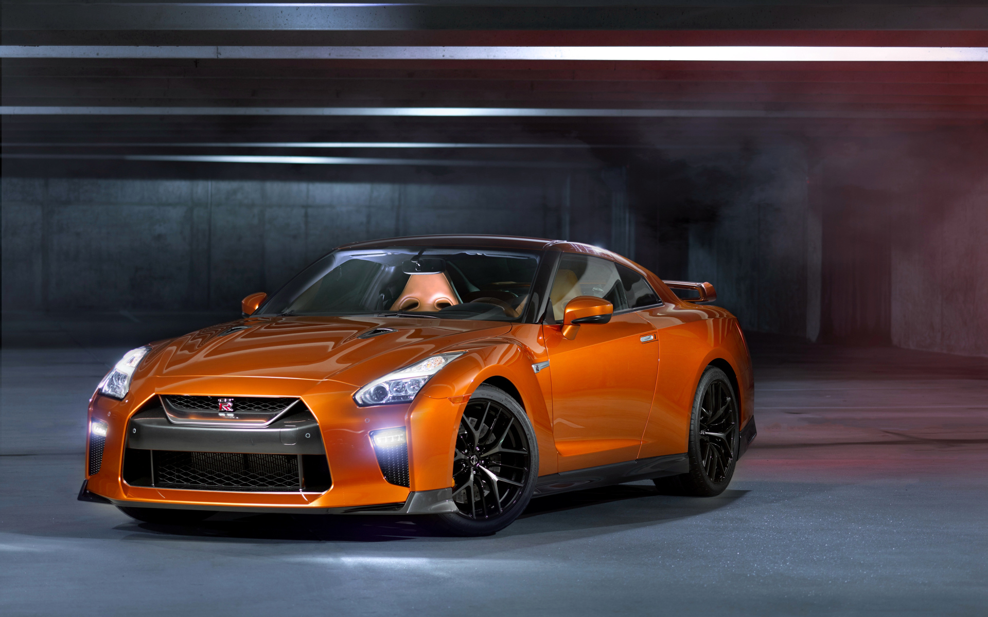 Быстрый спортивный автомобиль Nissan GT-R оранжевого цвета