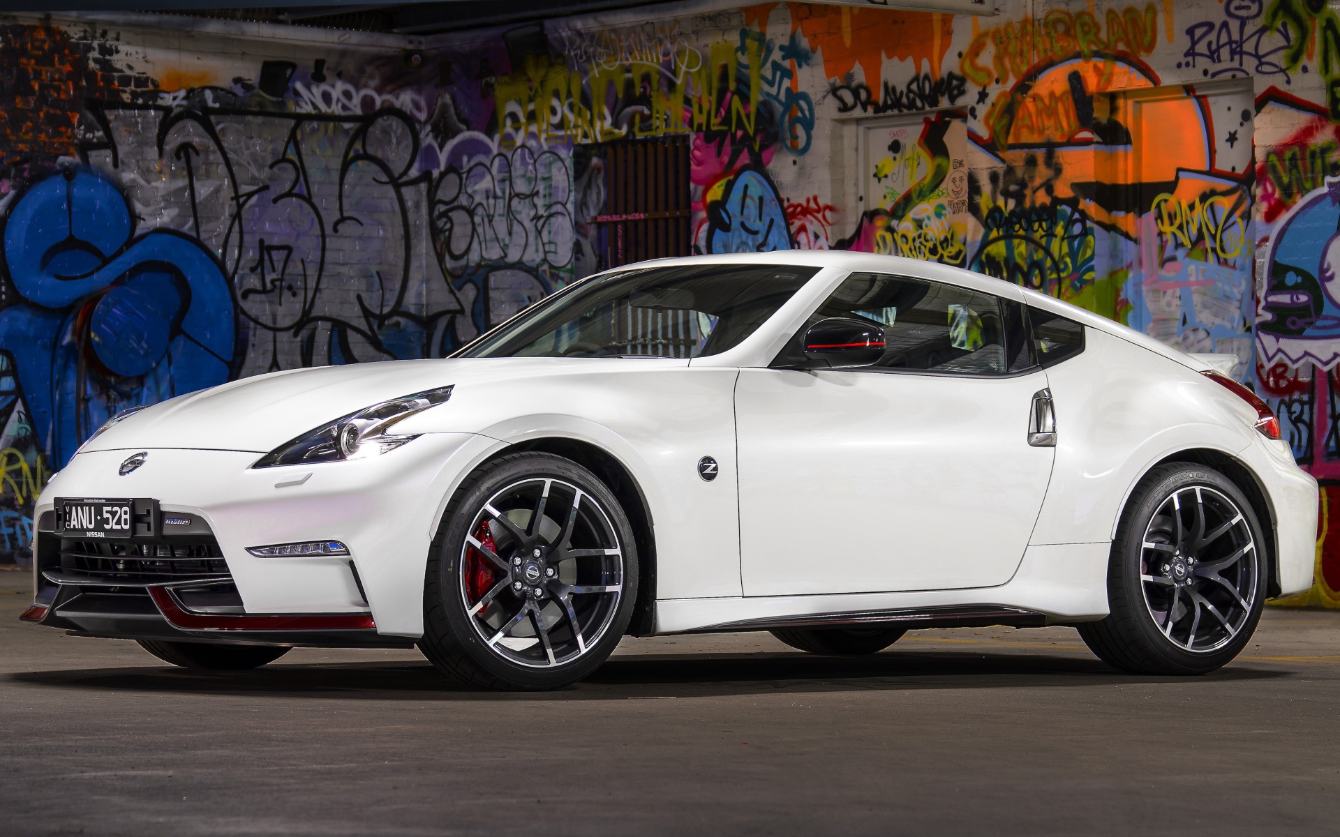 Стильный белый автомобиль Nissan 370z Nismo, 2018