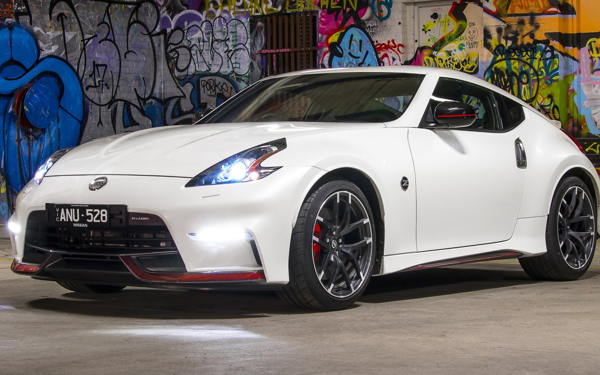 Белый автомобиль Nissan 370Z Nismo, 2017