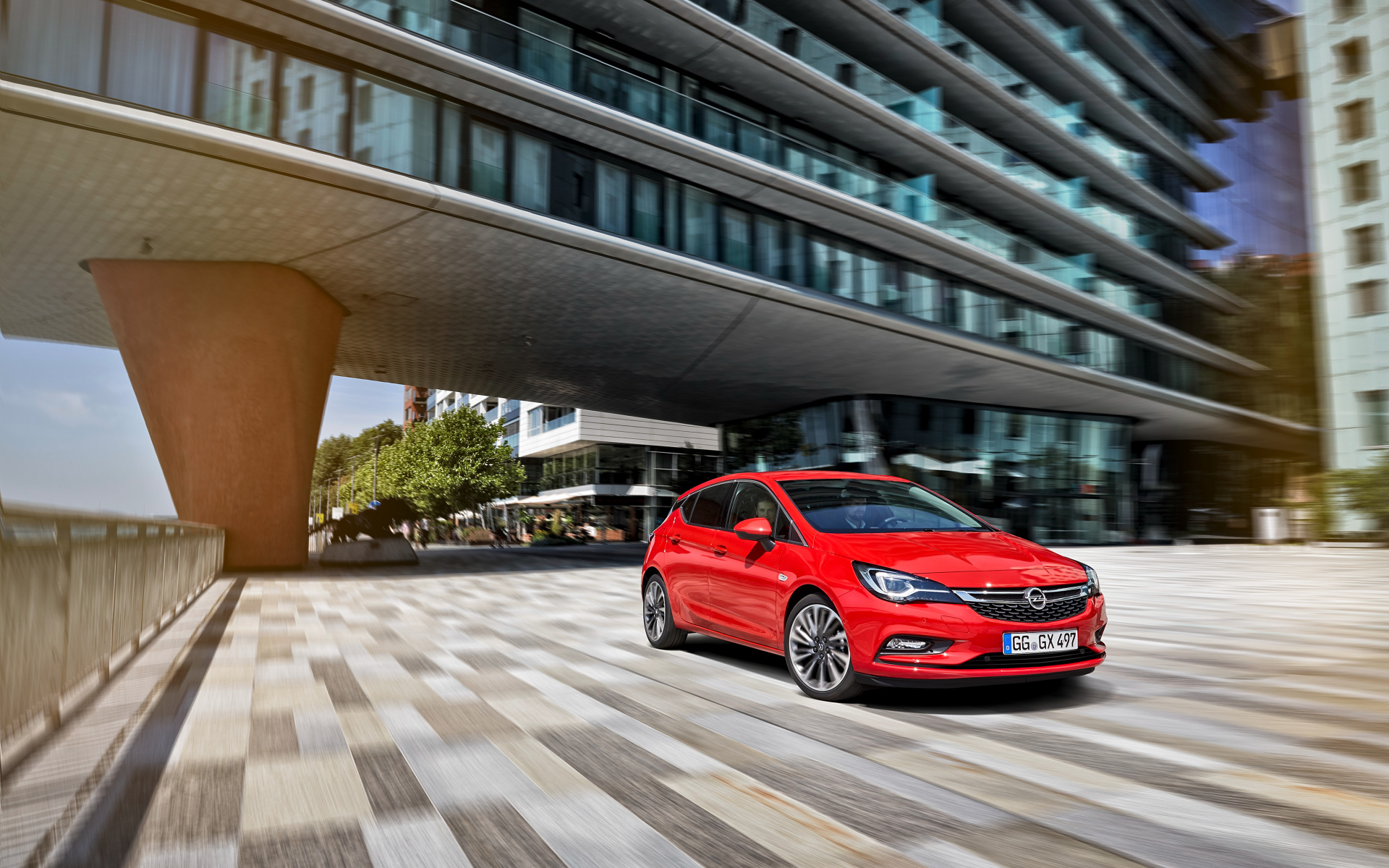 Красный автомобиль Opel Astra в движении