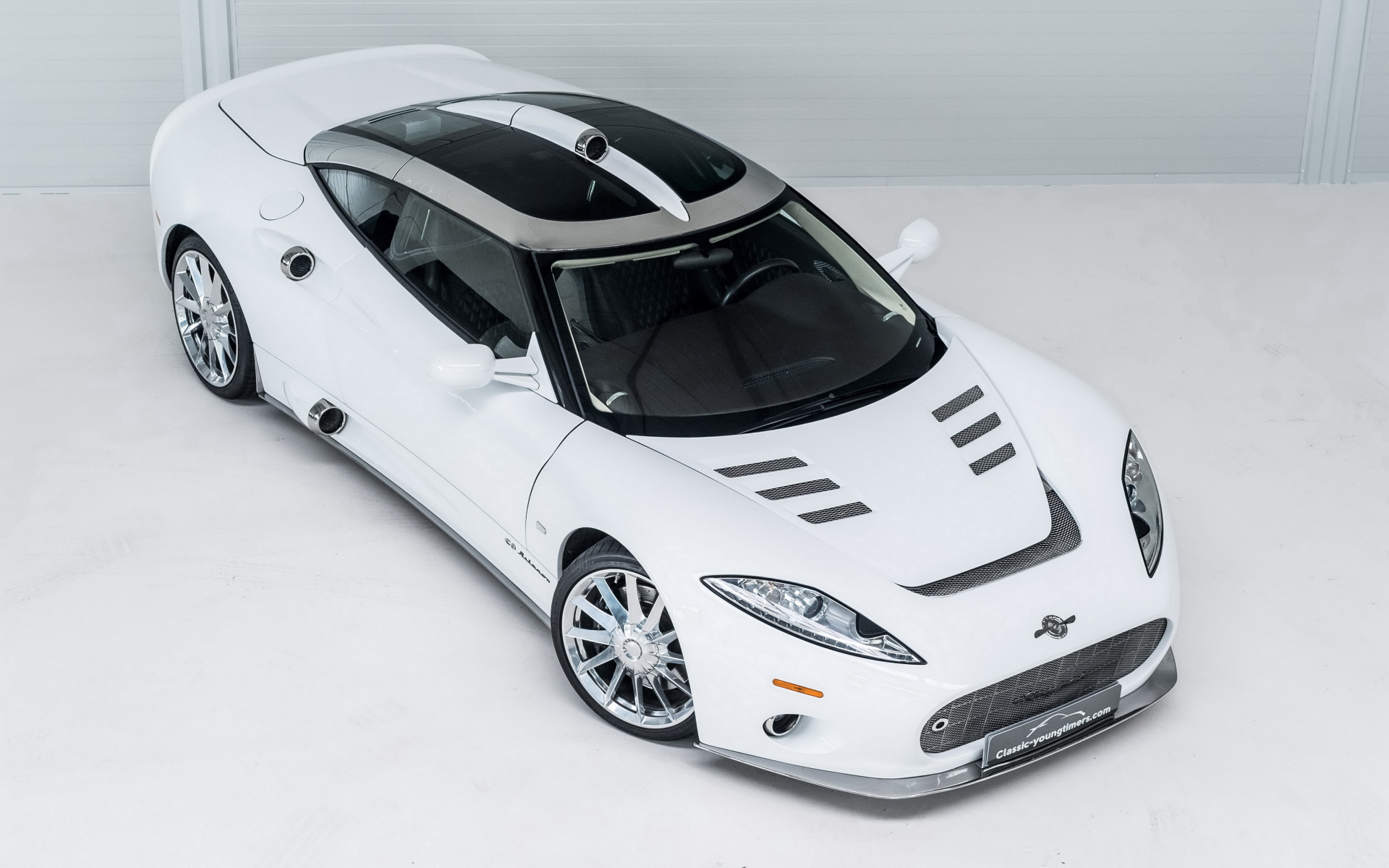 Белый спортивный автомобиль Spyker C8 Aileron, 2017