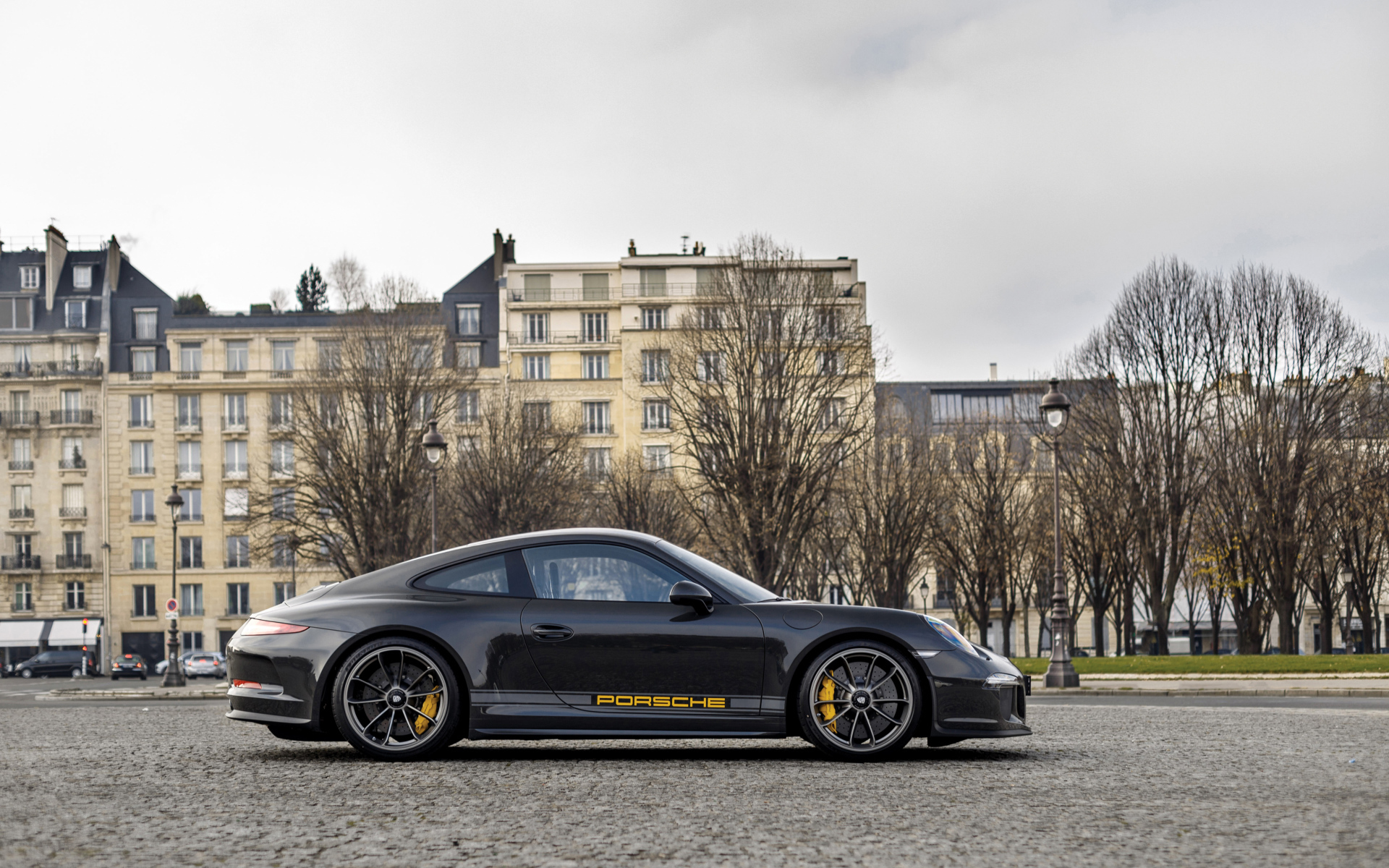Черный спортивный автомобиль Porsche 911 в городе
