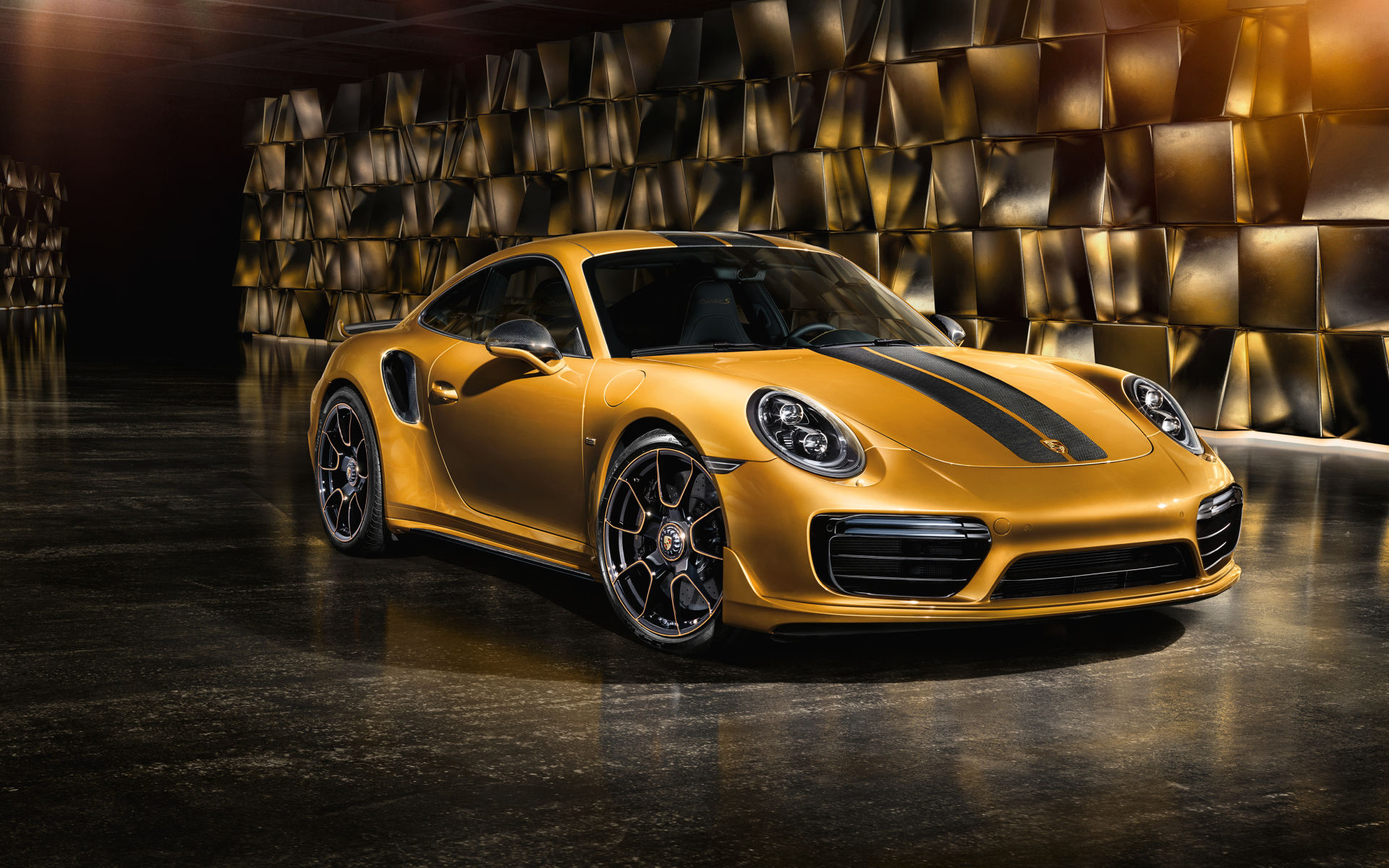 Золотистый автомобиль Porsche 911 Turbo S Exclusive Series