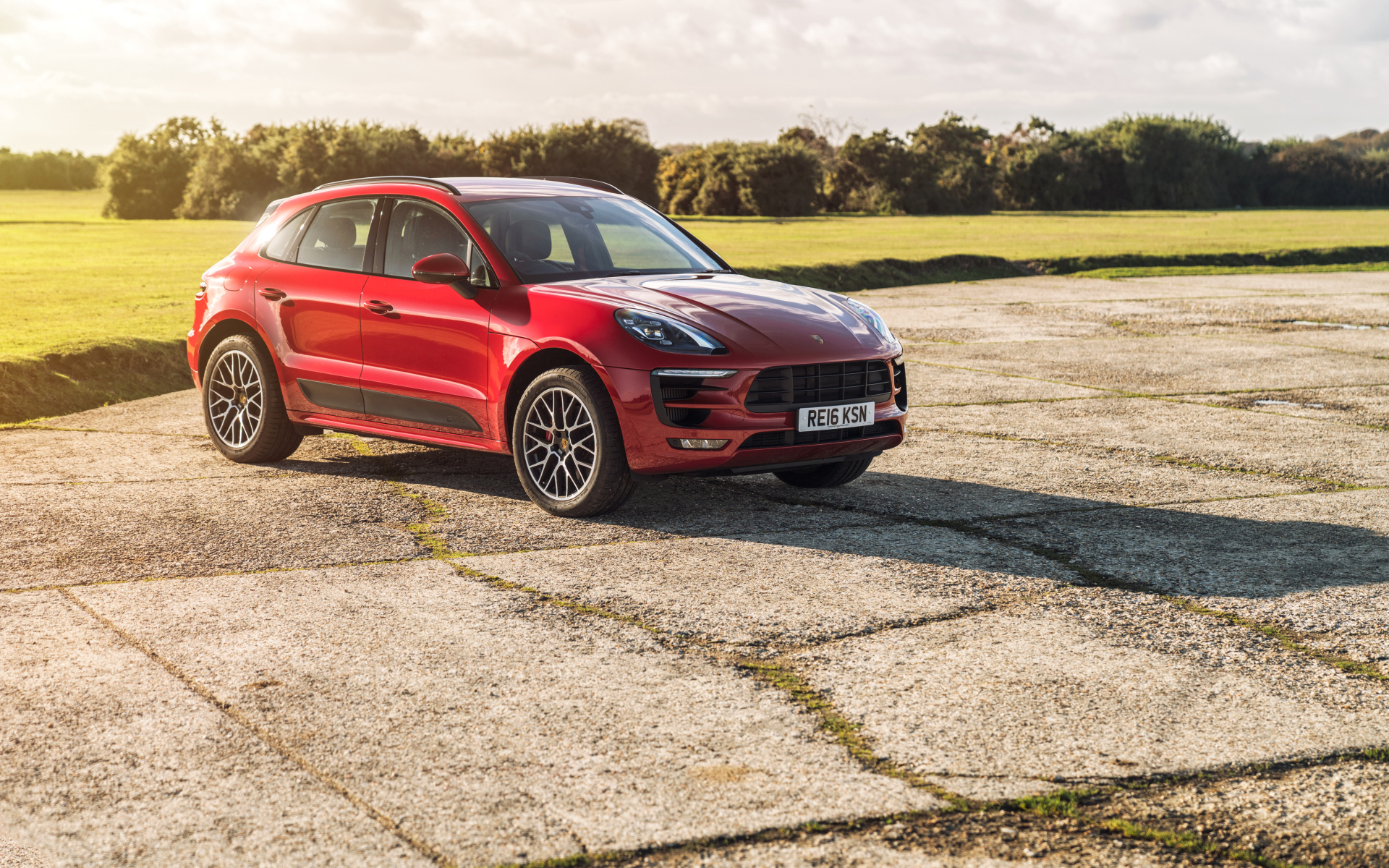 Красный внедорожник Porsche Macan