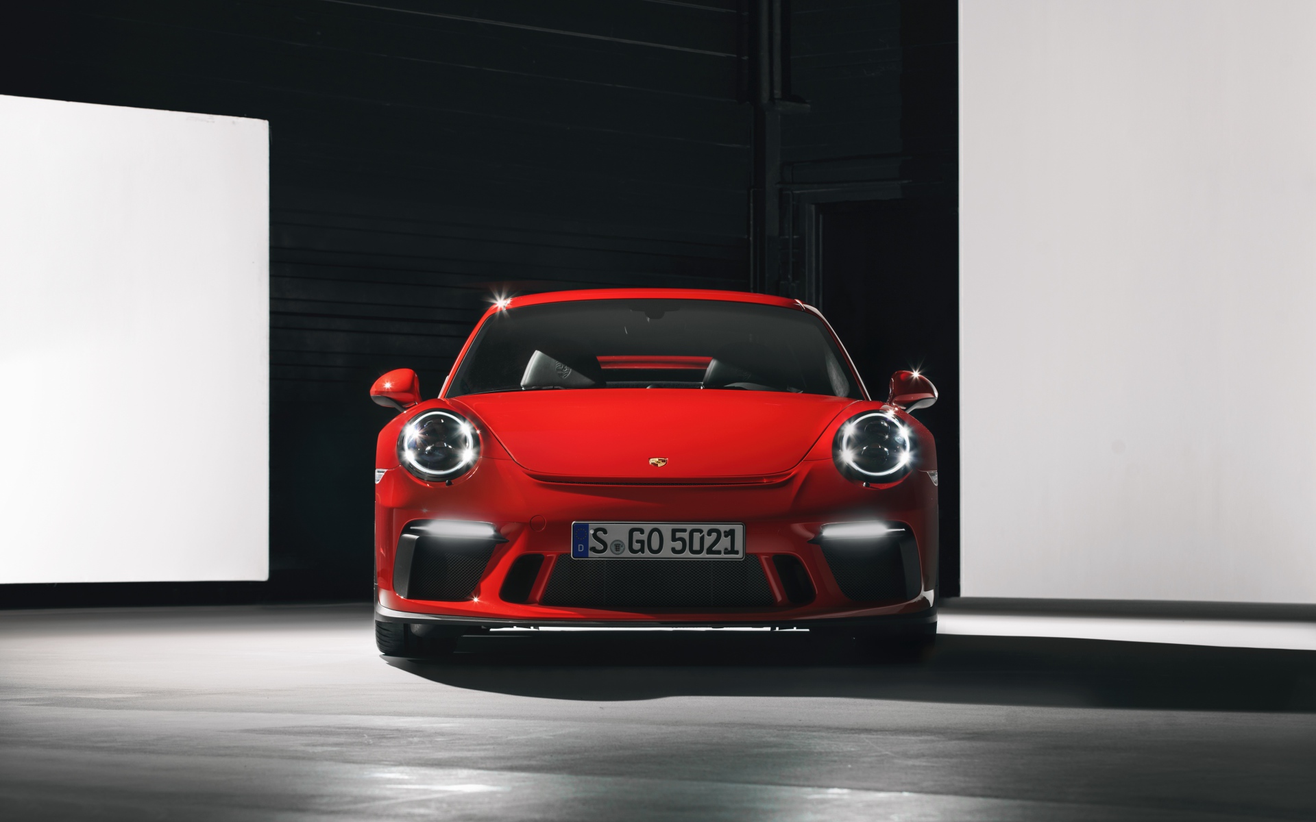 Красный автомобиль Porsche 911 GT3 