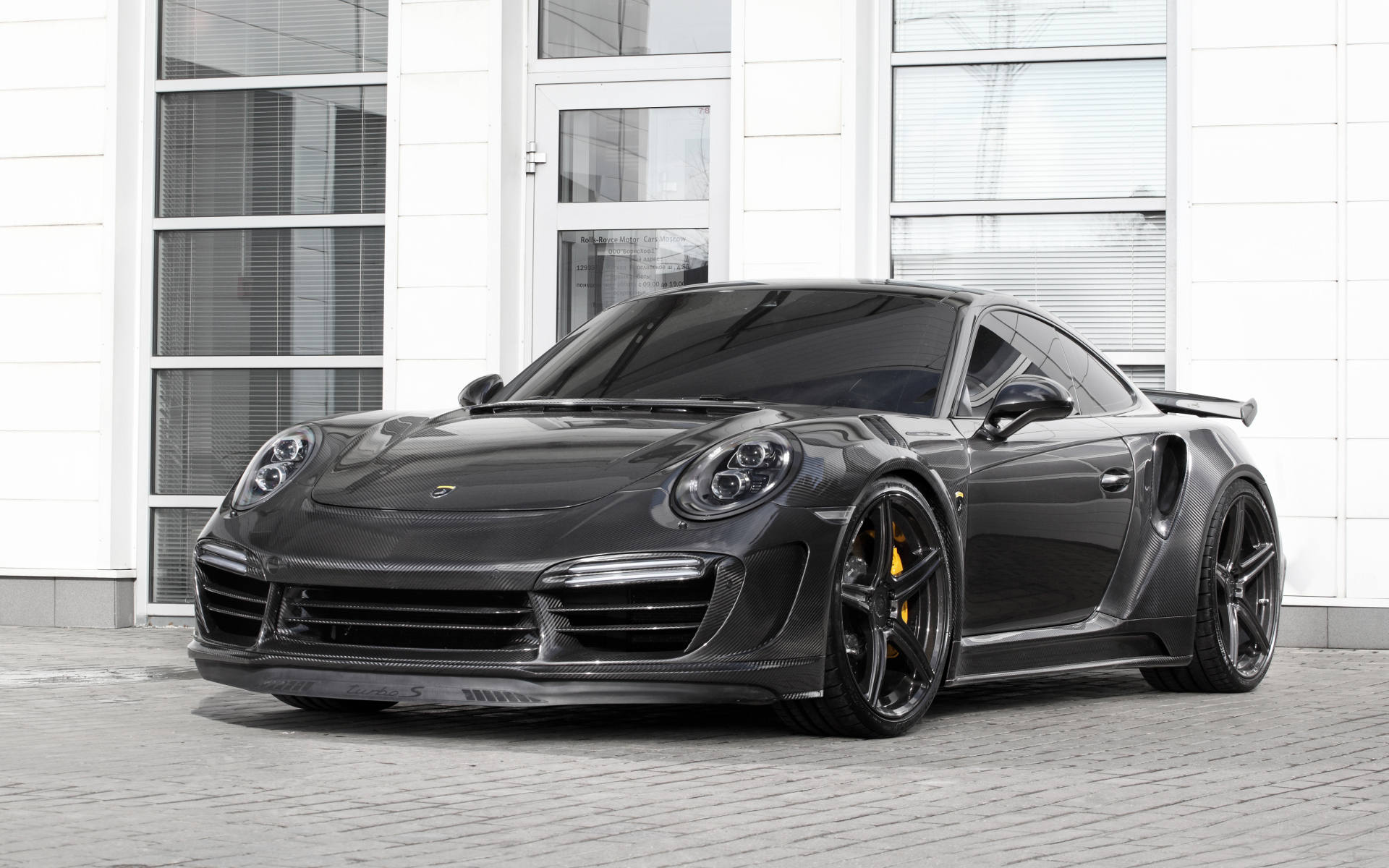 Серый быстрый автомобиль Porsche 911 Turbo Stinger GTR, 2017 