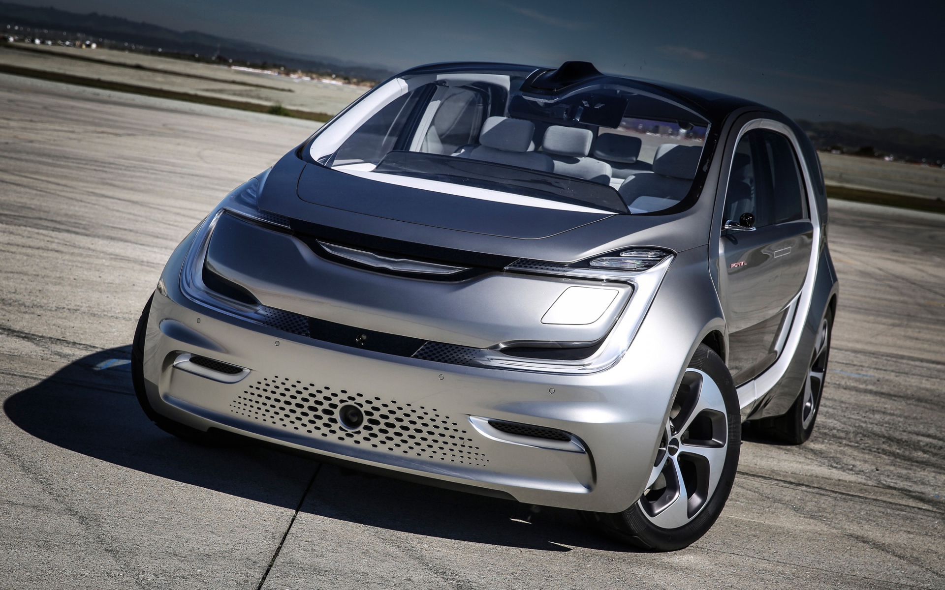 Серебристый минивэн Chrysler Portal Concept, 2017