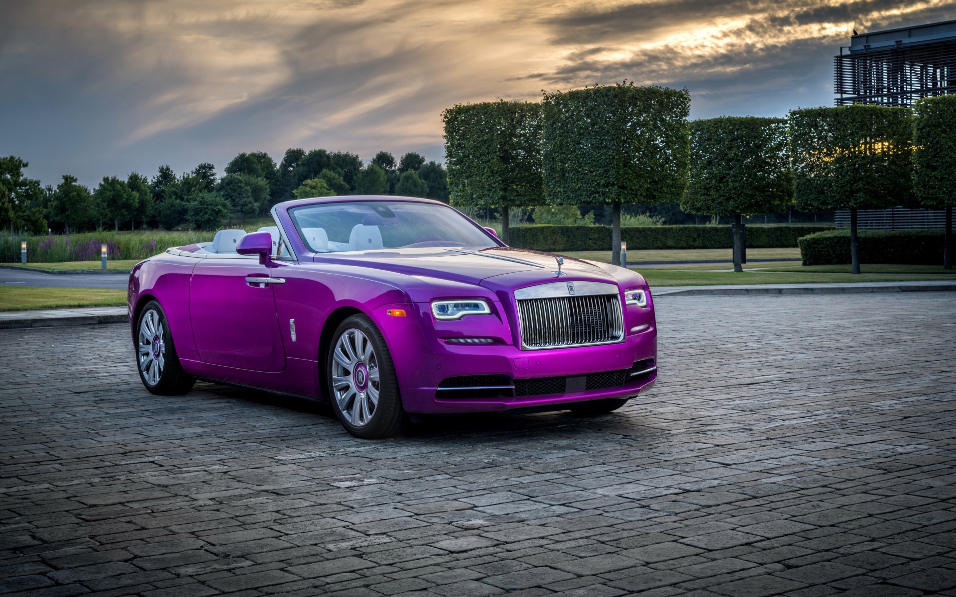 Автомобиль кабриолет Rolls Royce Dawn in Fuxia, 2018