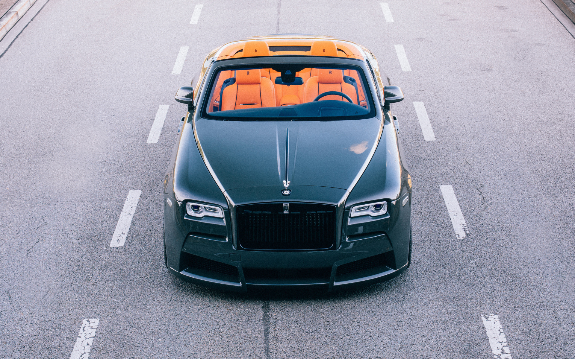 Зеленый автомобиль кабриолет Rolls Royce Dawn, 2018