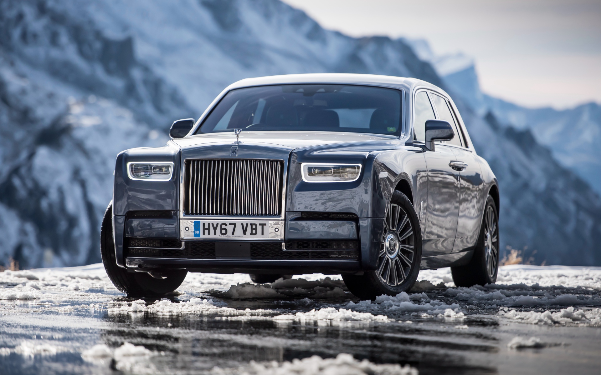 Стильный автомобиль Rolls-Royce Phantom, 2017 на скользкой дороге