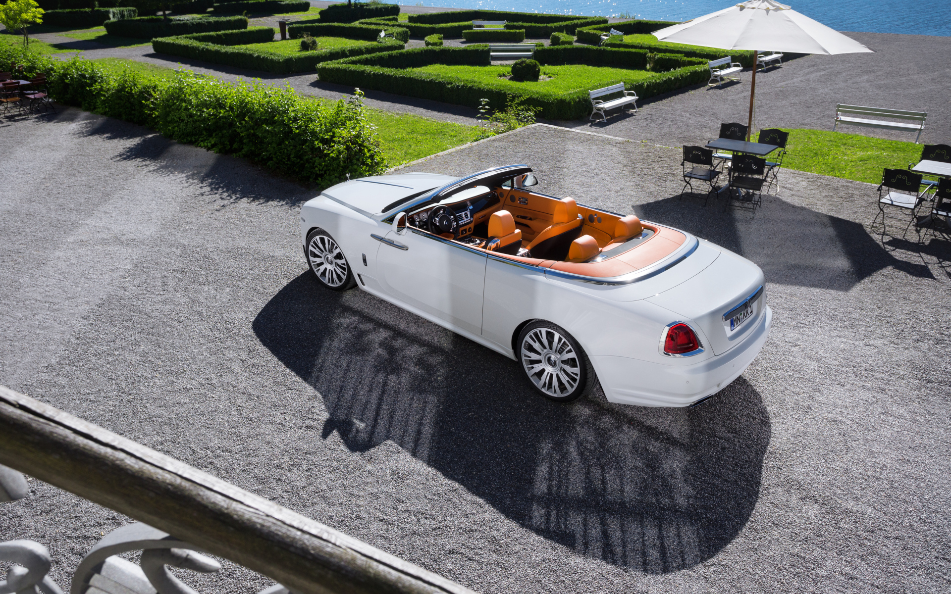 Белый автомобиль Rolls-Royce Dawn вид сверху