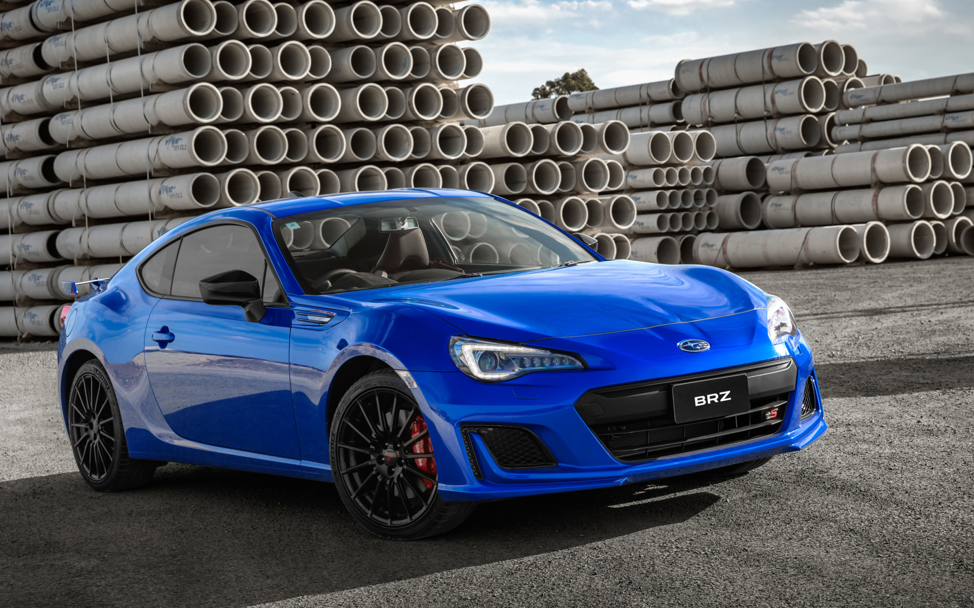 Синий автомобиль Subaru BRZ tS, 2018 на фоне труб