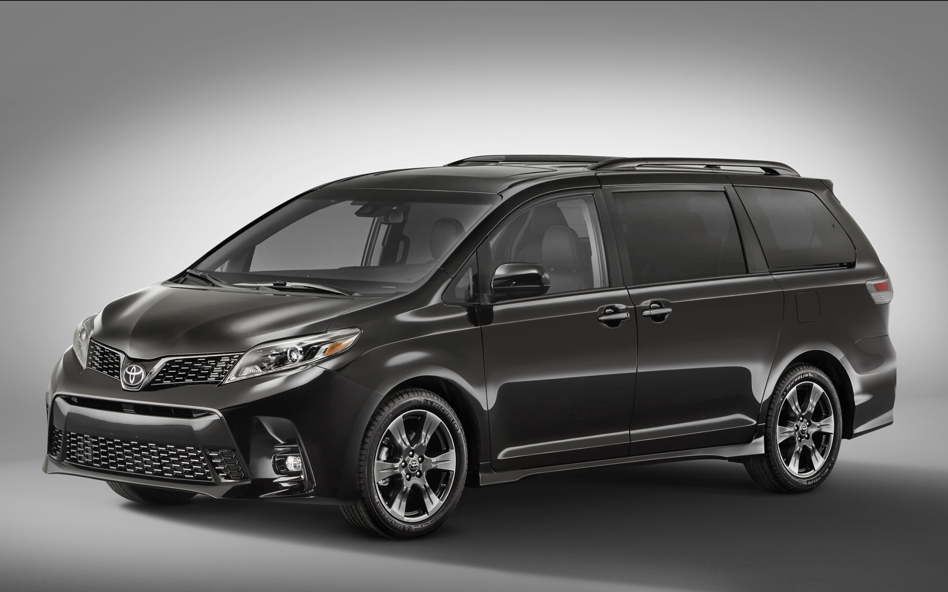 Минивэн Toyota Sienna, 2018 на сером фоне