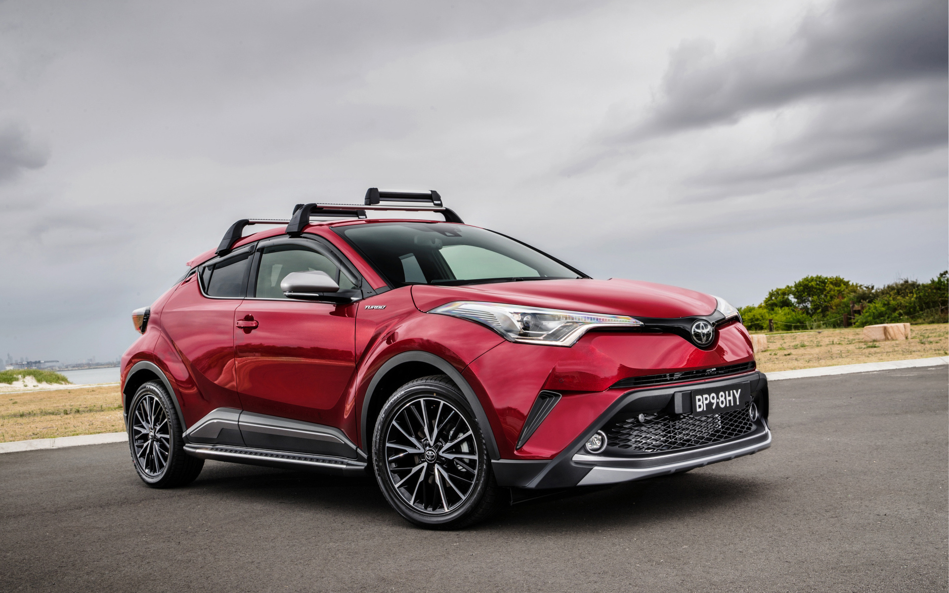 Красный кроссовер Toyota C-HR, 2017