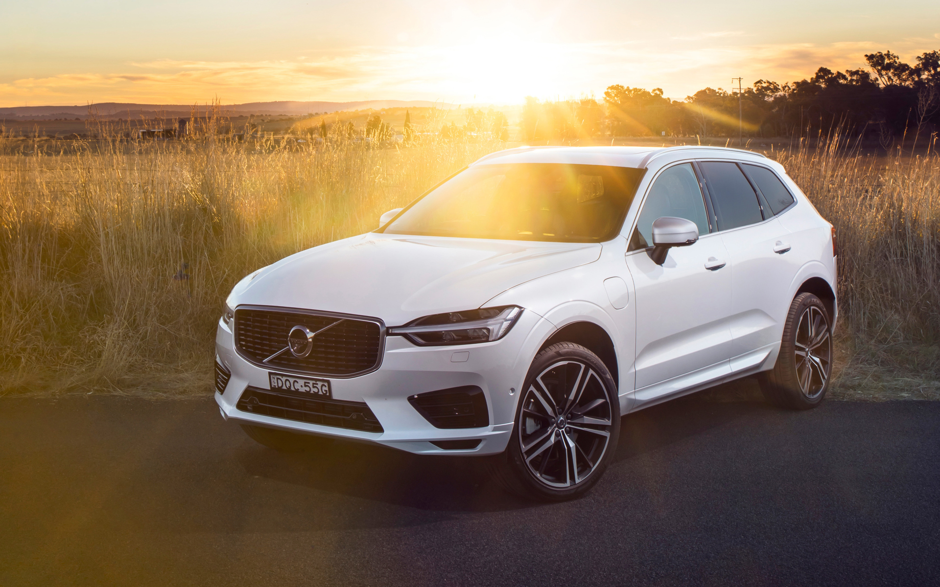 Белый автомобиль Volvo XC60 T8 Inscription, 2018 в лучах солнца
