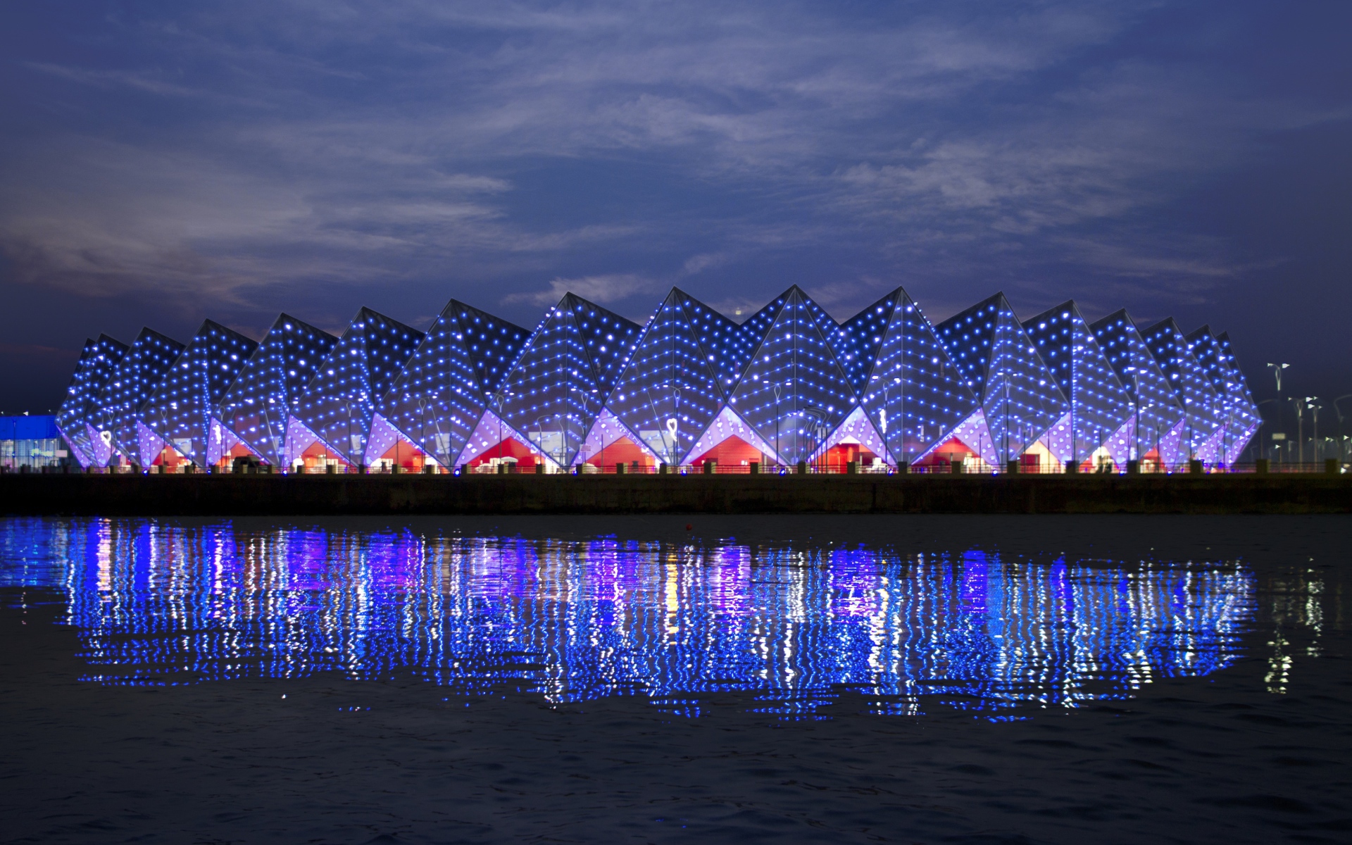 Бакинский кристальный зал отражается в воде  