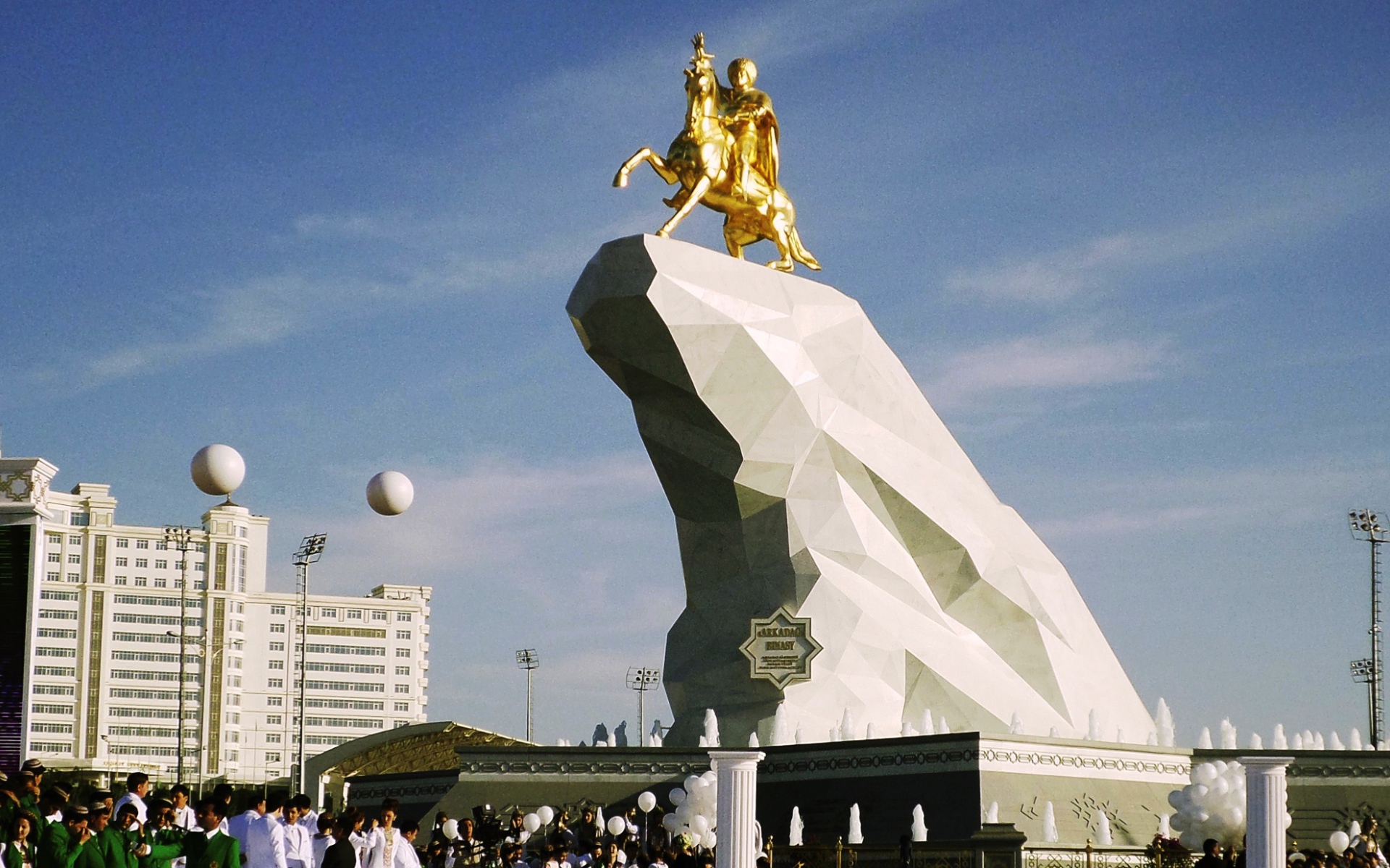 Позолоченный памятник президенту Туркмении город Ашхабад 