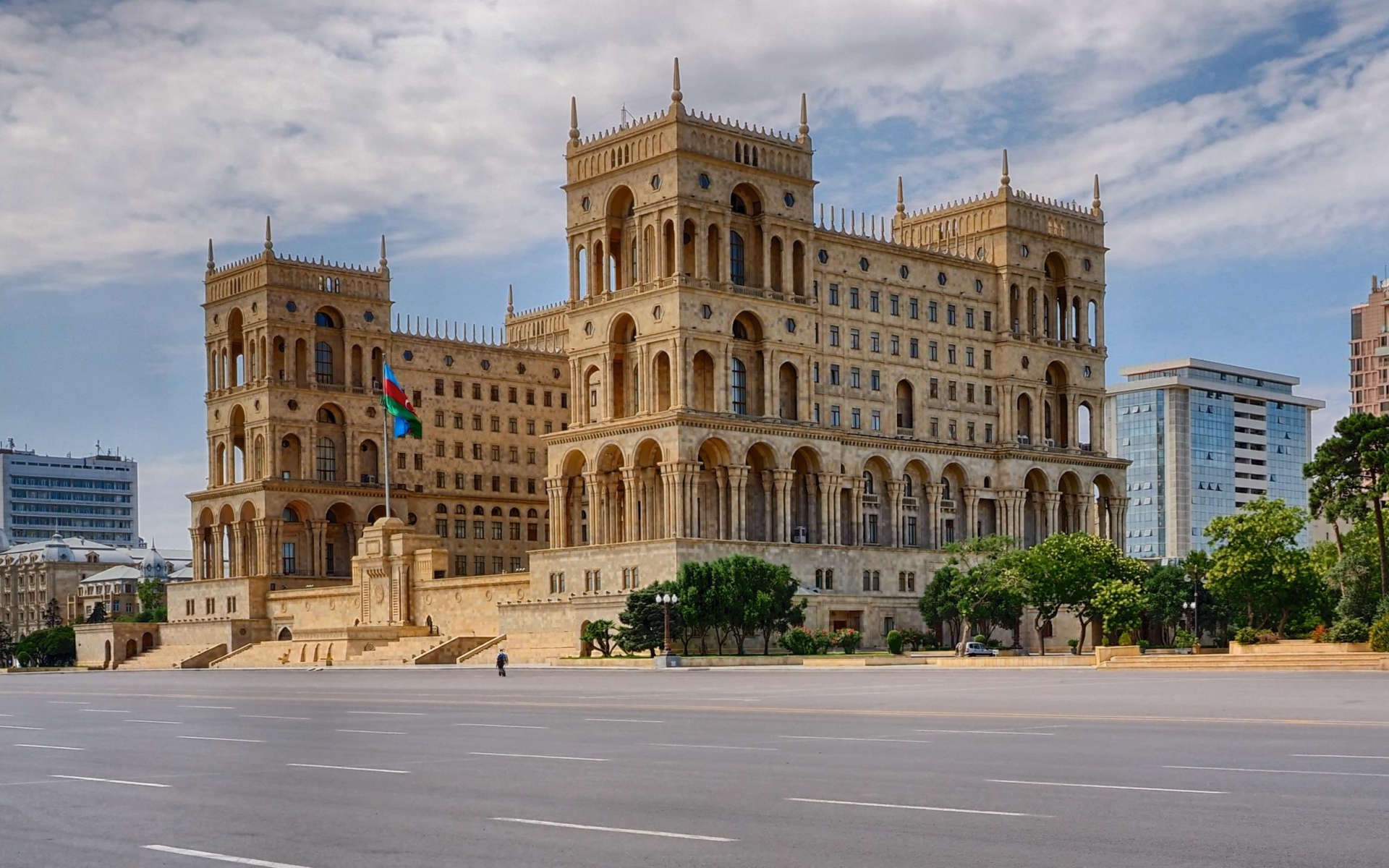 Дом правительства Азербайджанской Республики на площади Свободы Баку 