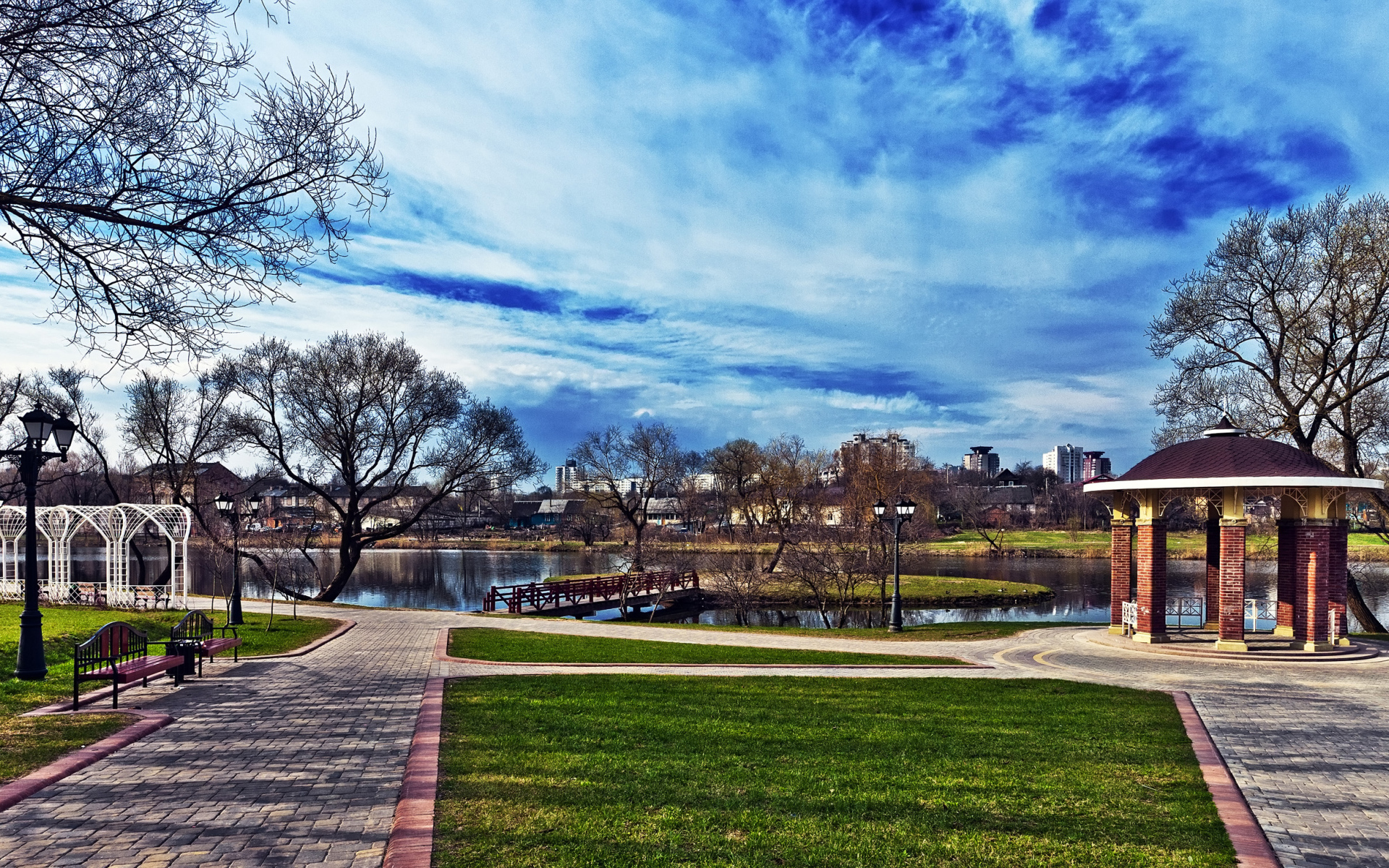 Лощицкий парк на фоне красивого неба город Минск 