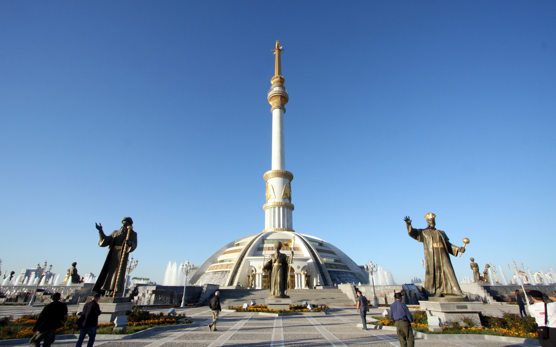 Монумент Независимости Туркменистана  город Ашхабад 