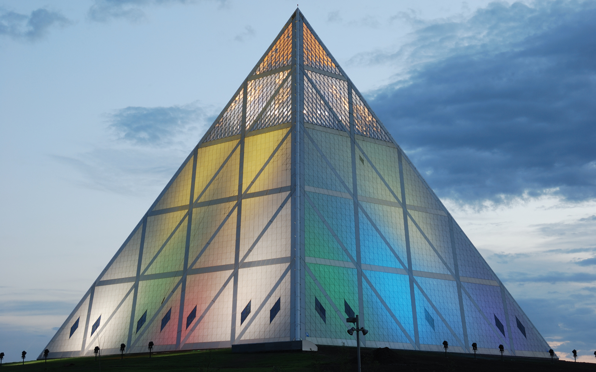 Дворец мира и согласия в форме пирамиды город Астана  
