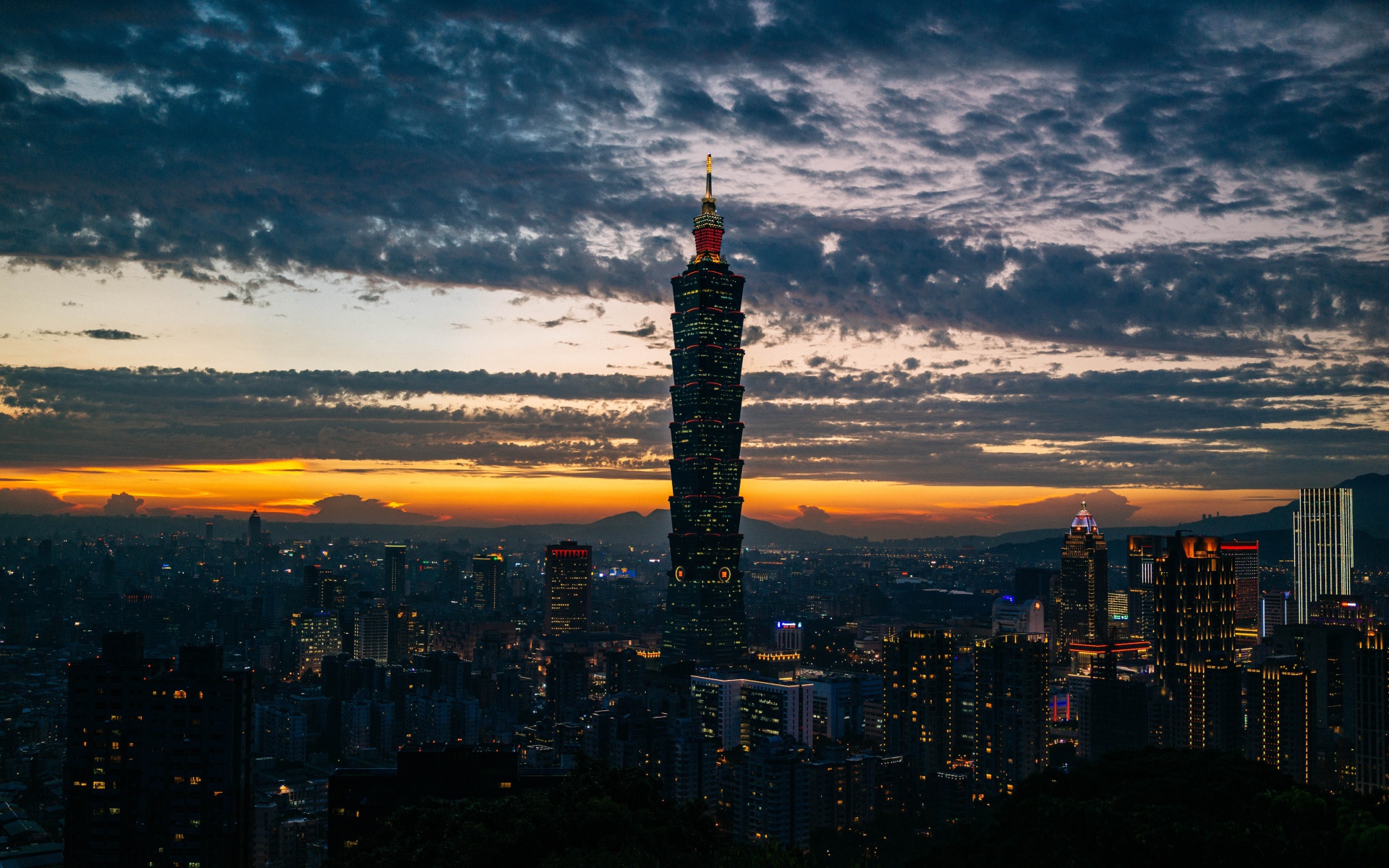 Небоскреб в ночном городе на фоне неба 