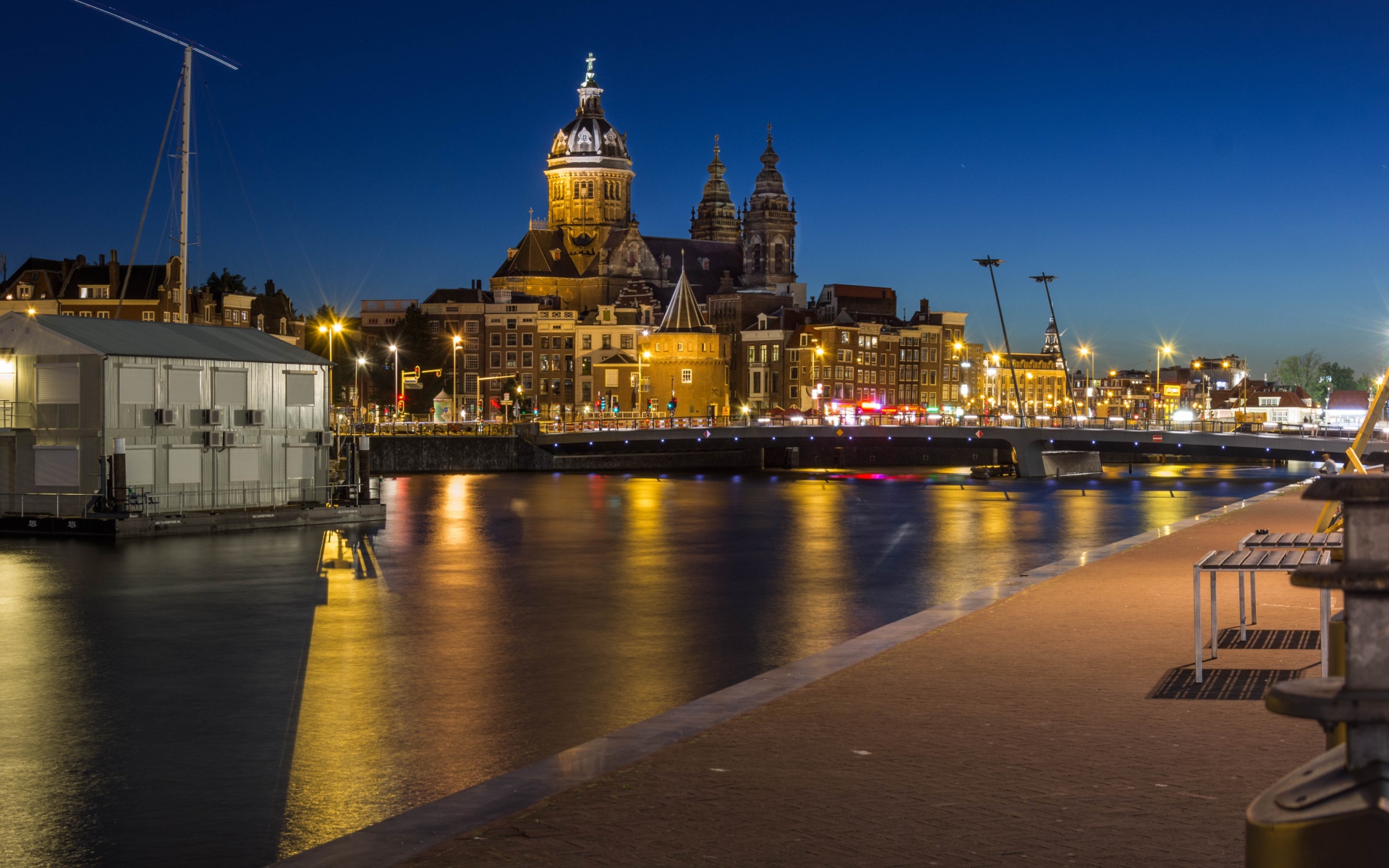 Церковь святого Николая ночью, город  Амстердам 