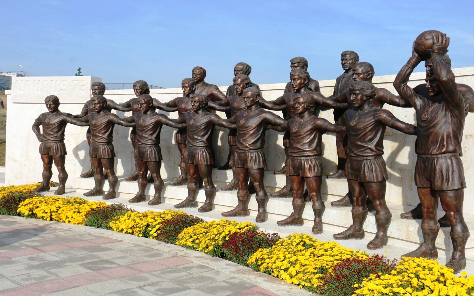 Памятник легендарному футбольному клубу «Арарат-73» в Ереване 