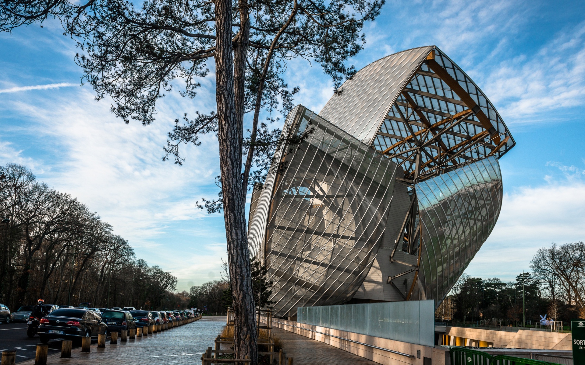 Необычное современное стеклянное здание,  Индия 