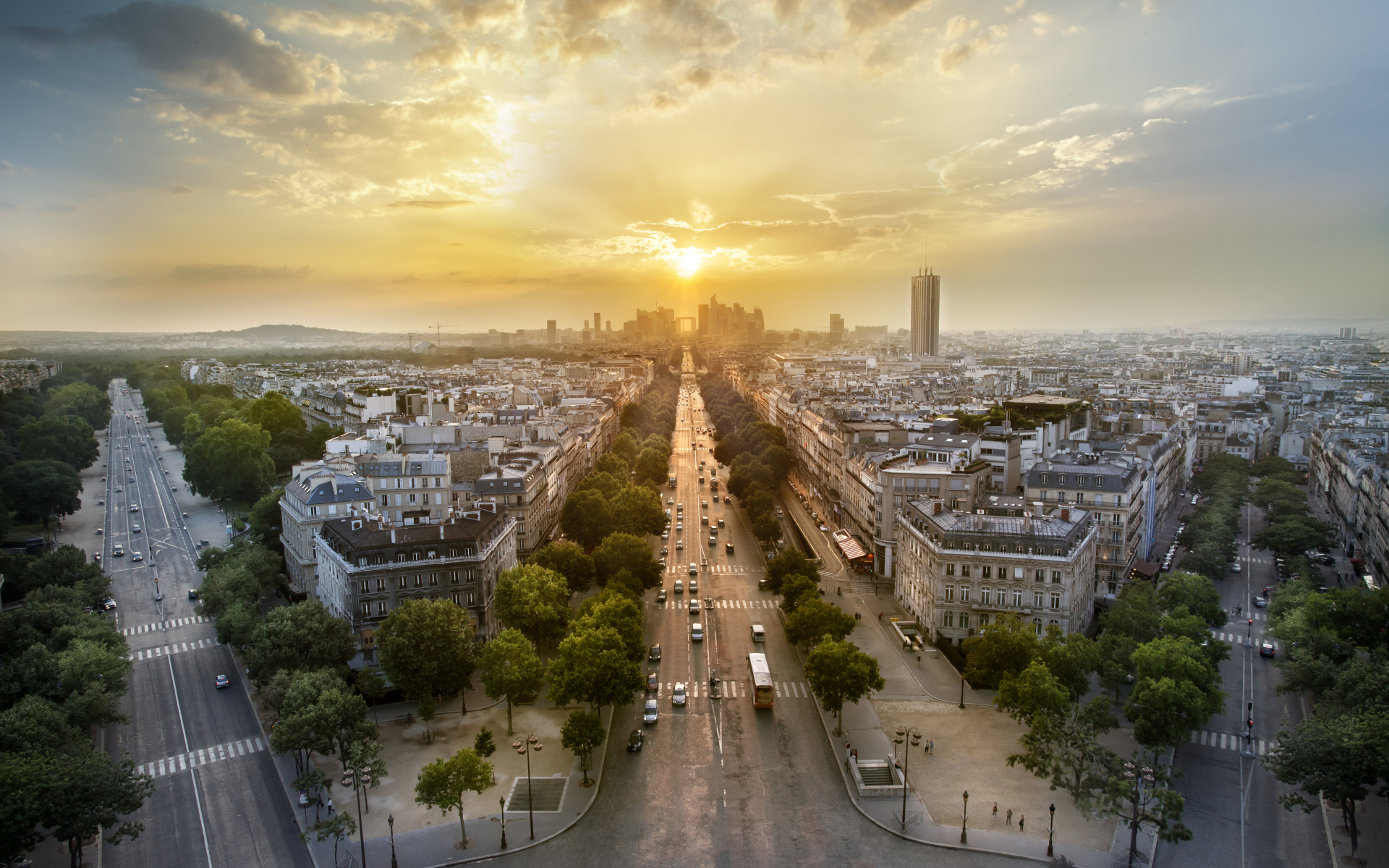 Вид на жилой квартал Дефанс в лучах солнца, Париж. Франция 