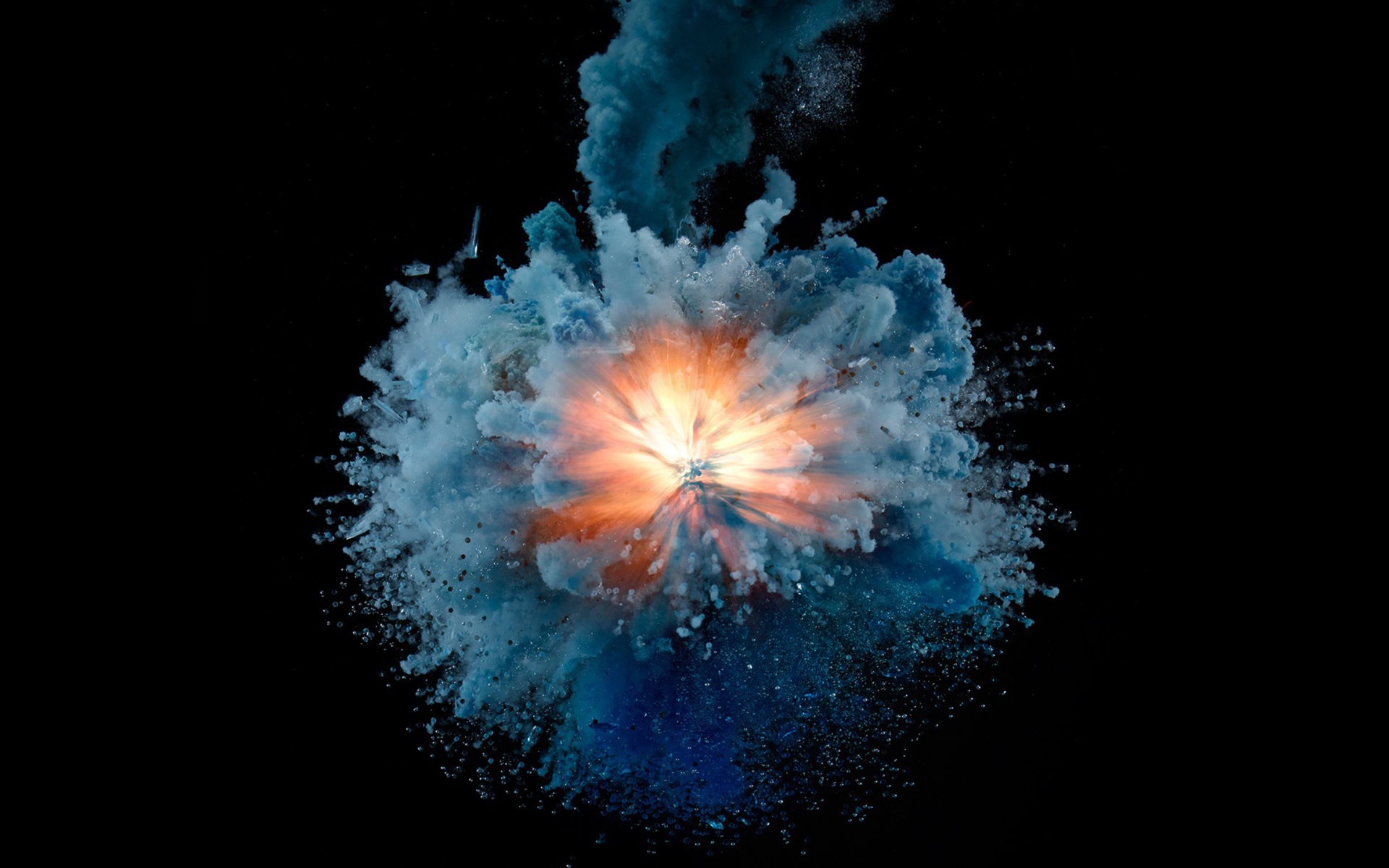 Взрыв с синим дымом на черном фоне 