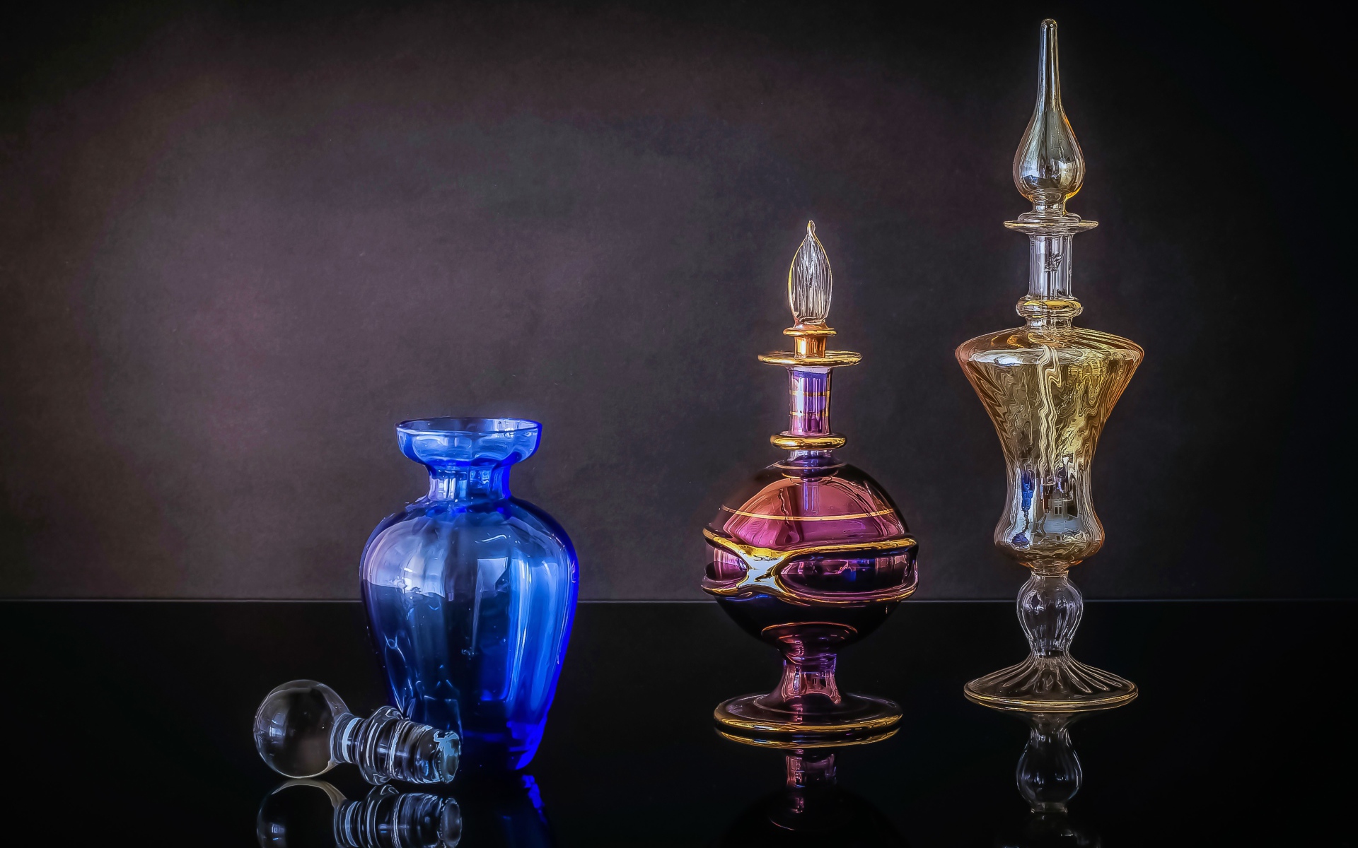 Разноцветные стеклянные флаконы для духов