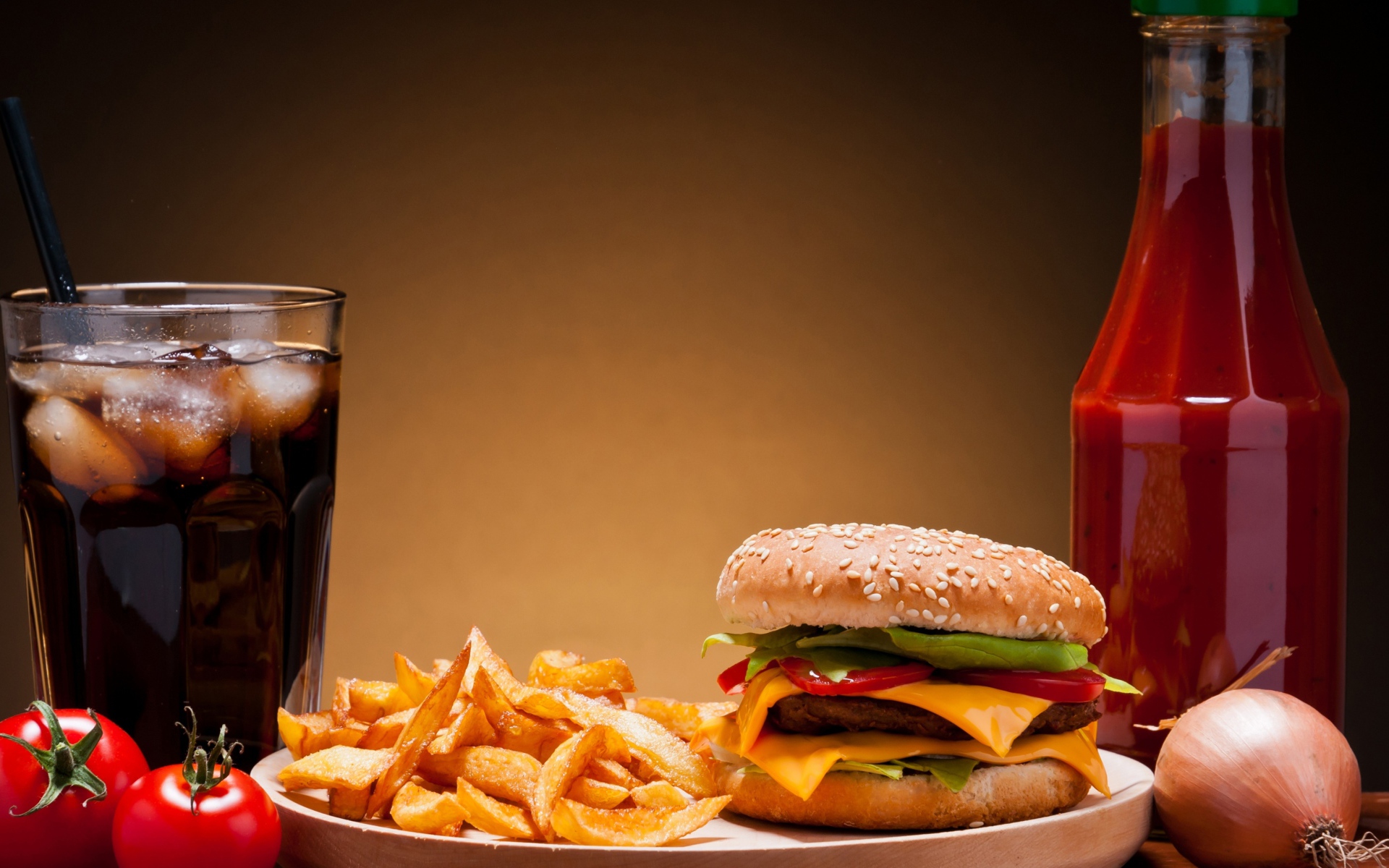 Аппетитная еда из фаст фуда на столе